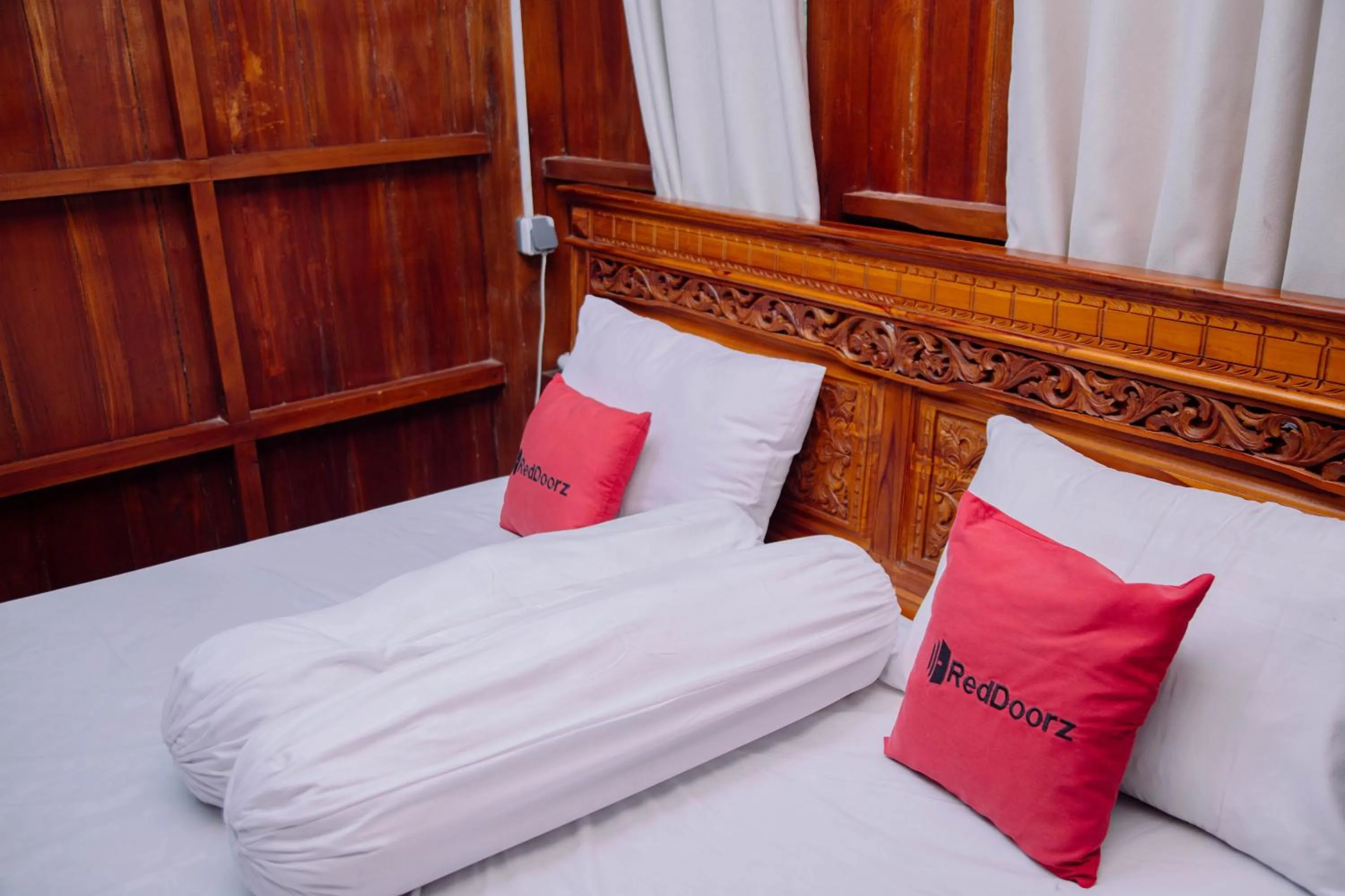 Bedroom, Bed in RedDoorz at Villa Bukit Senyum Lombok