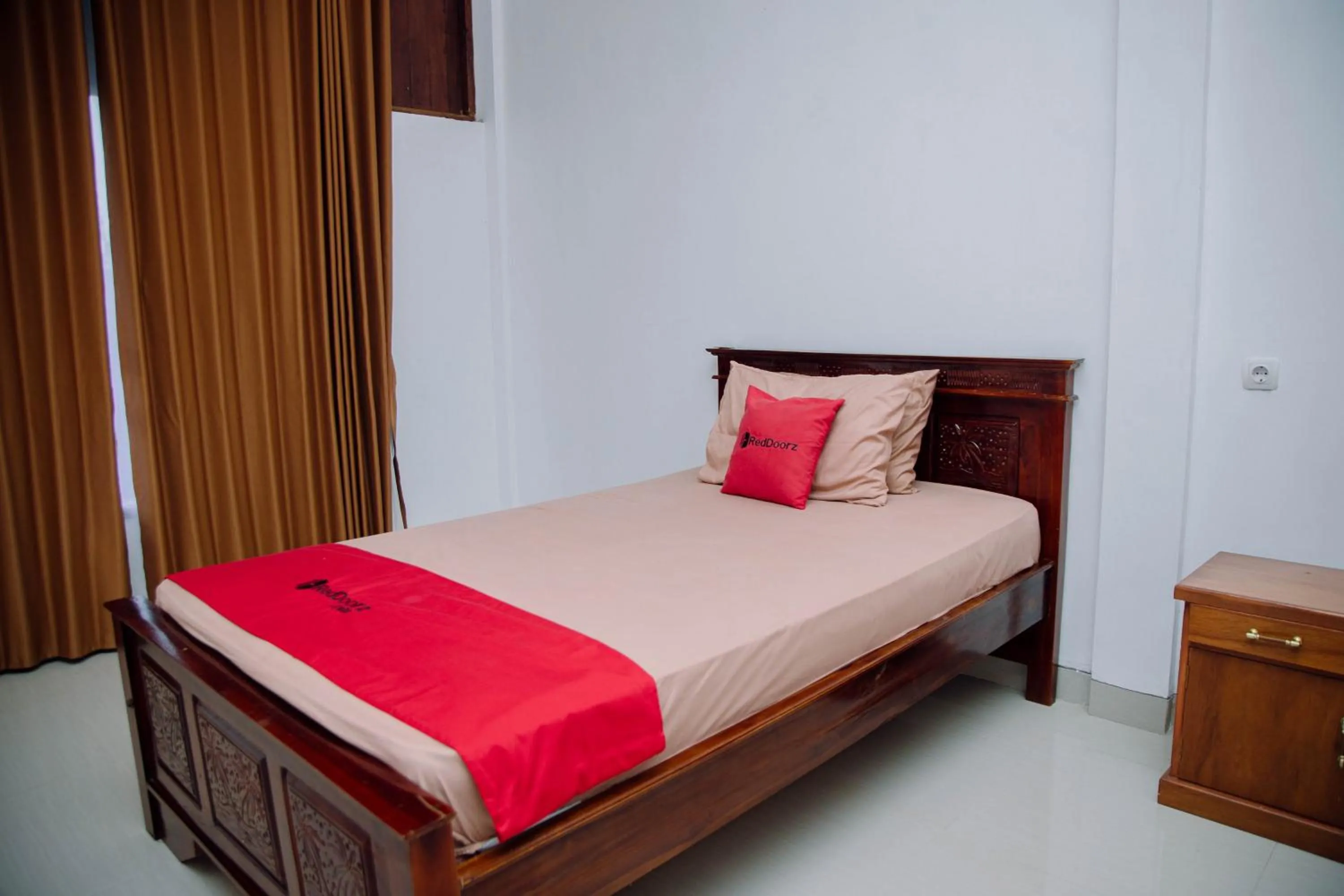 Bedroom, Bed in RedDoorz at Villa Bukit Senyum Lombok
