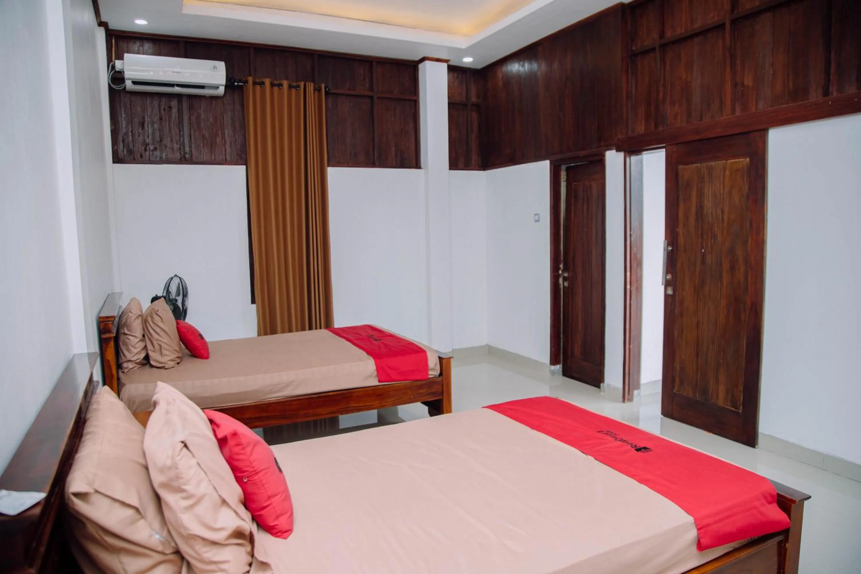 Bedroom, Bed in RedDoorz at Villa Bukit Senyum Lombok