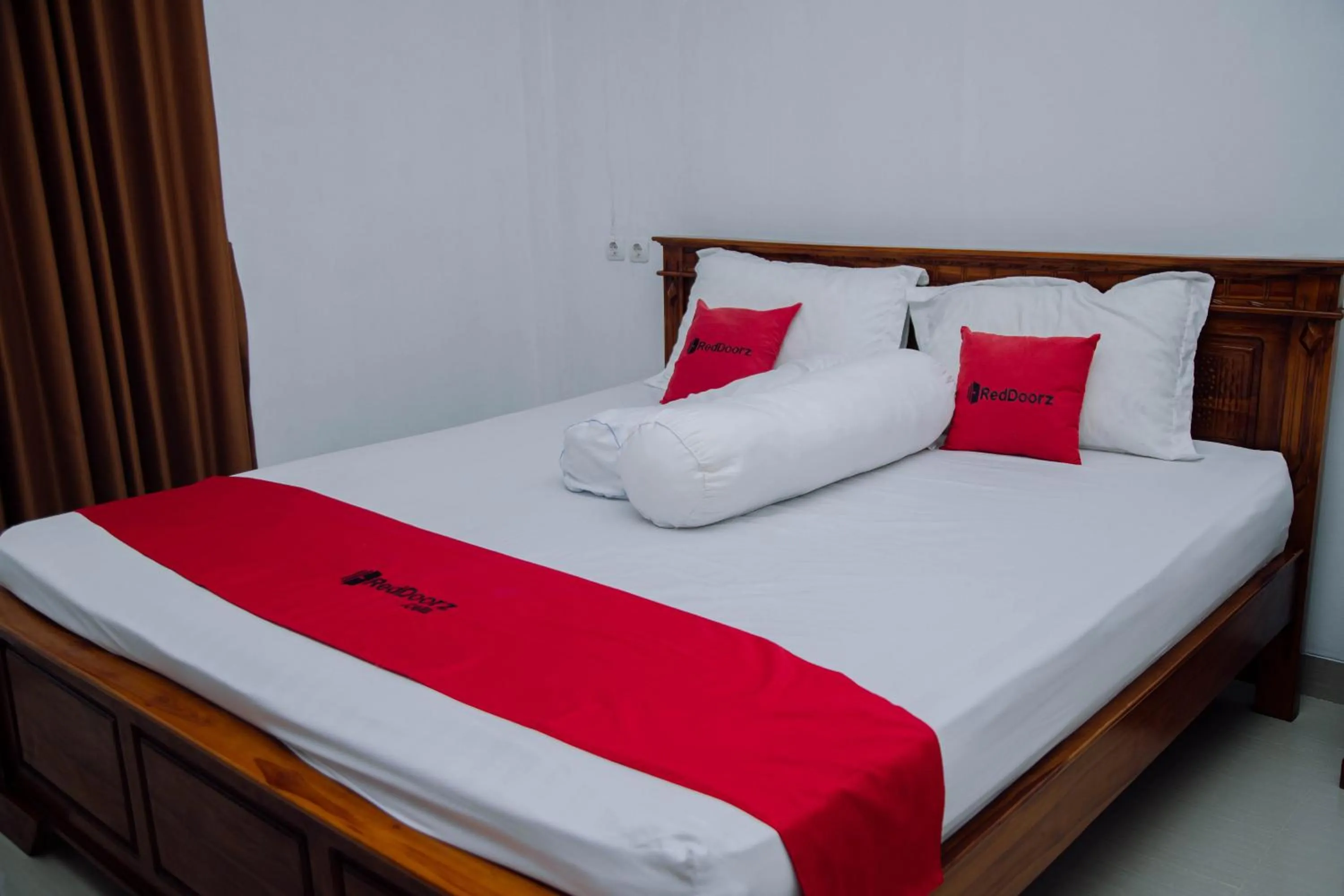 Bedroom, Bed in RedDoorz at Villa Bukit Senyum Lombok
