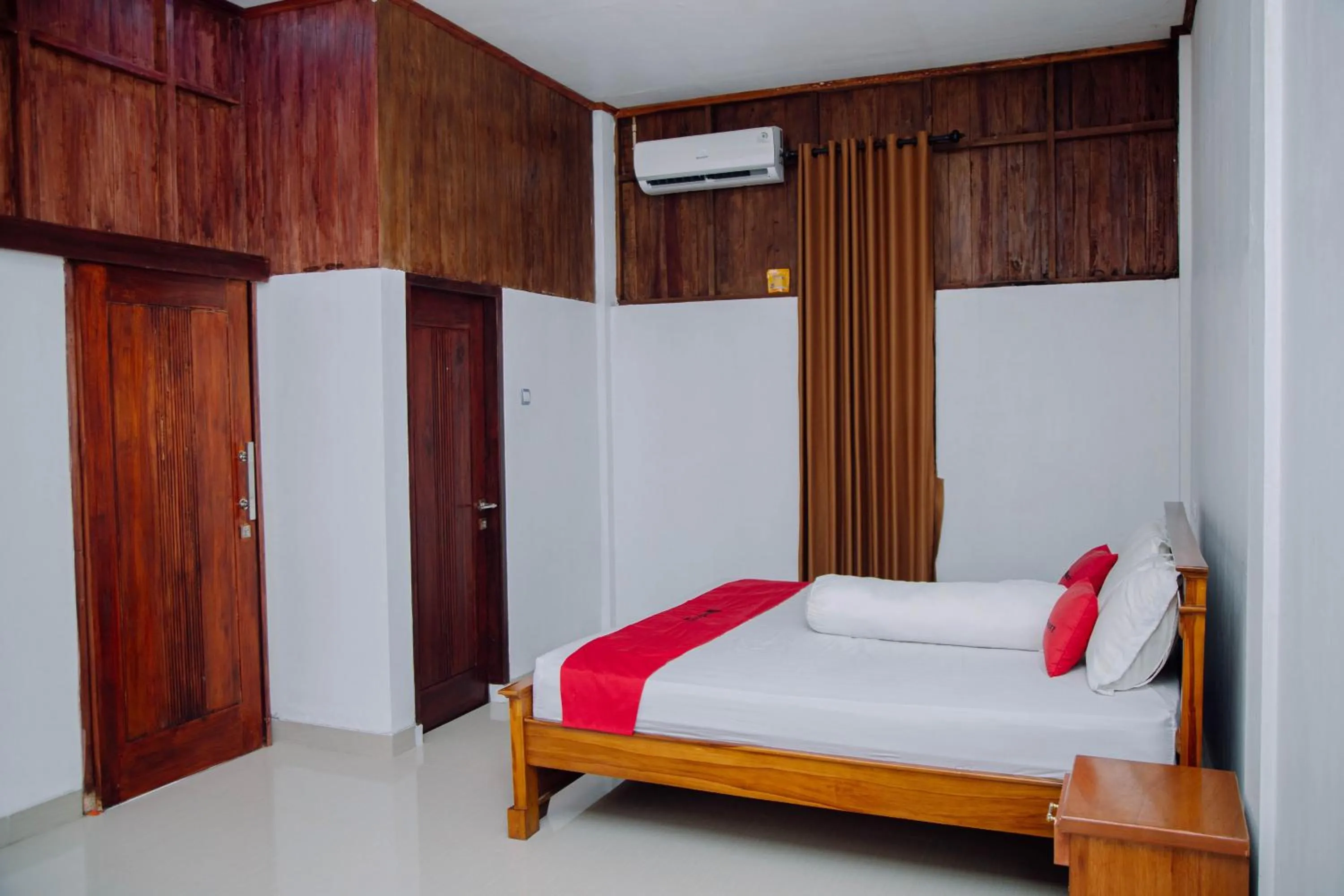 Bedroom, Bed in RedDoorz at Villa Bukit Senyum Lombok