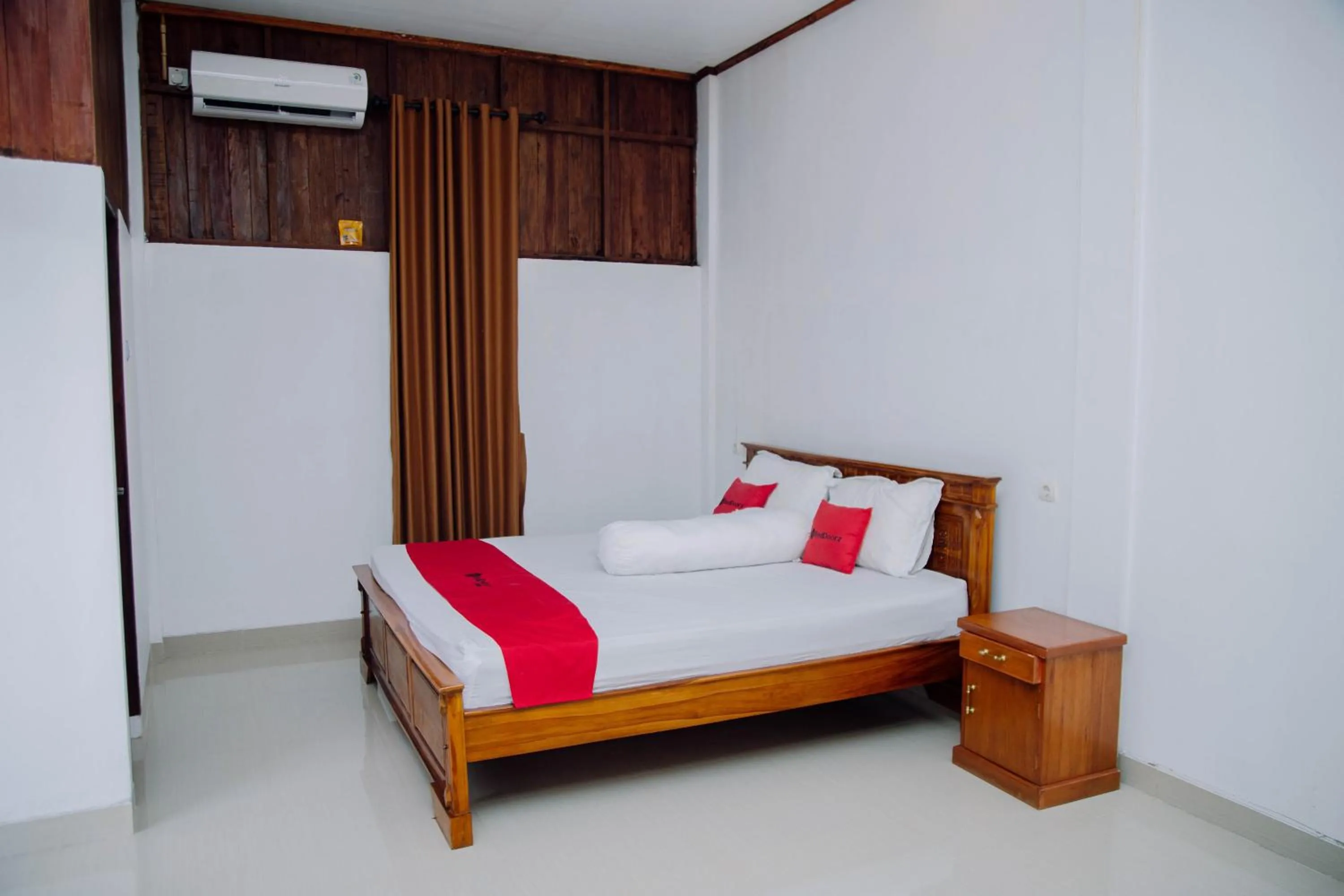 Bedroom, Bed in RedDoorz at Villa Bukit Senyum Lombok