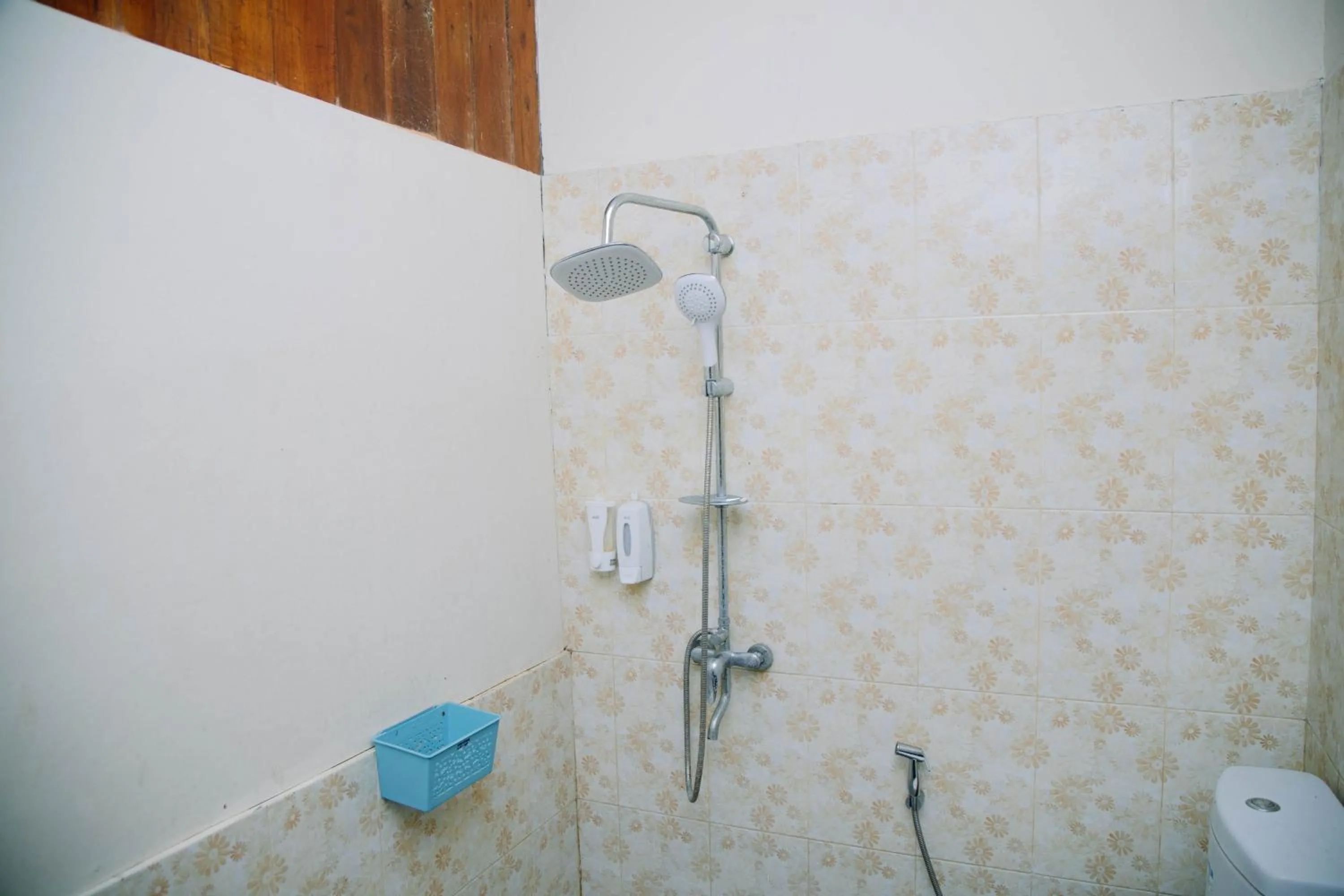 Bathroom in RedDoorz at Villa Bukit Senyum Lombok