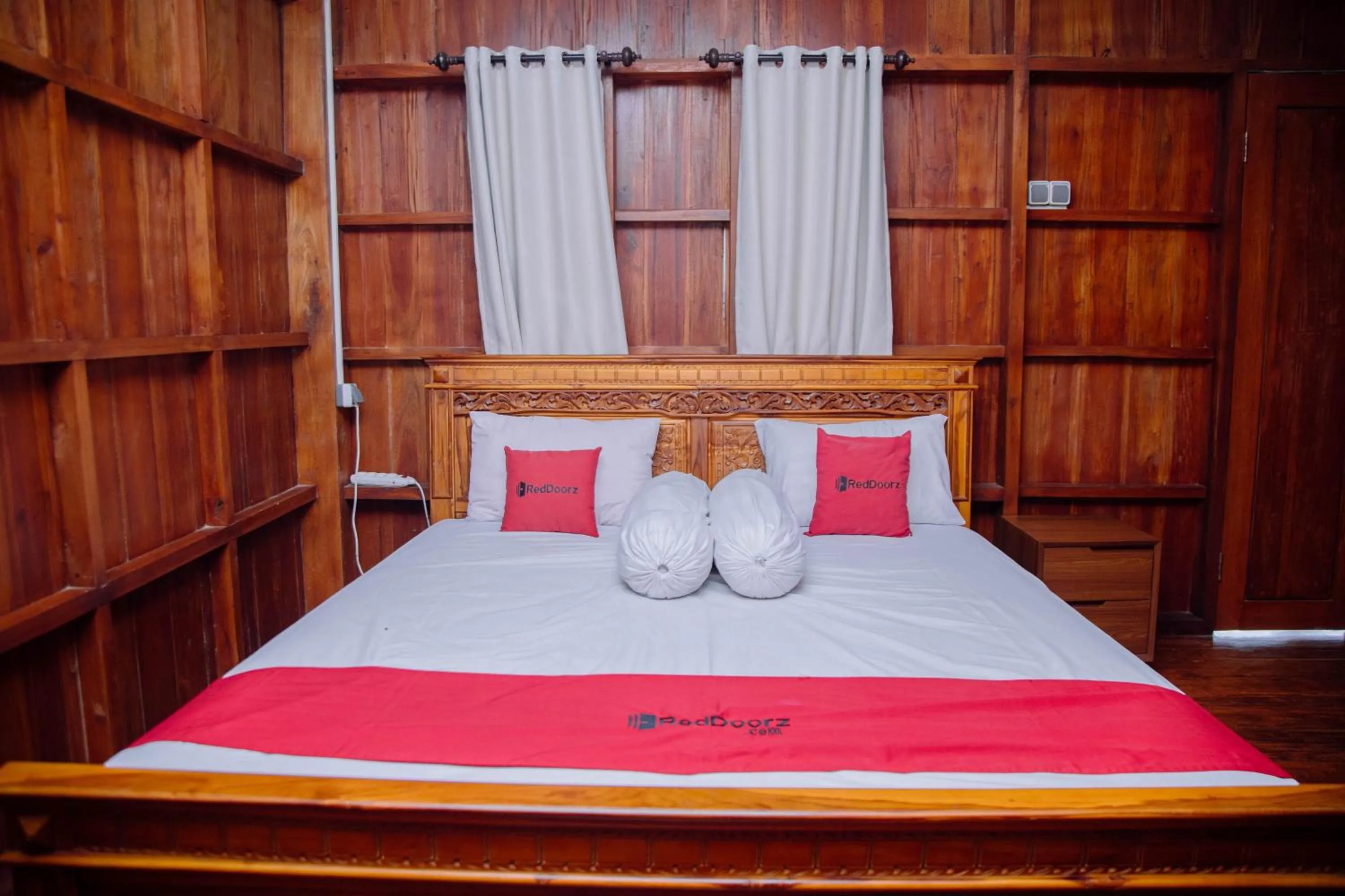 Bedroom, Bed in RedDoorz at Villa Bukit Senyum Lombok