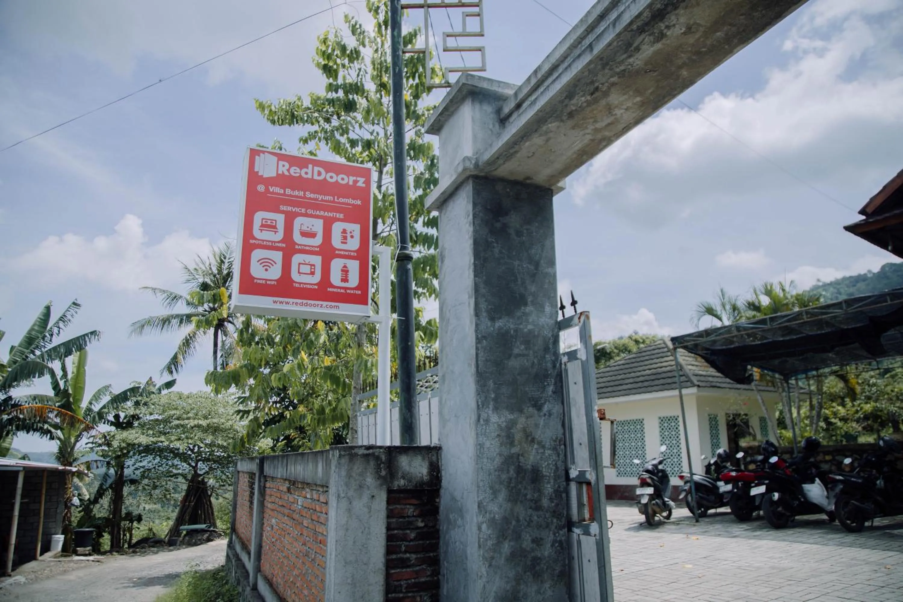 Property logo or sign in RedDoorz at Villa Bukit Senyum Lombok