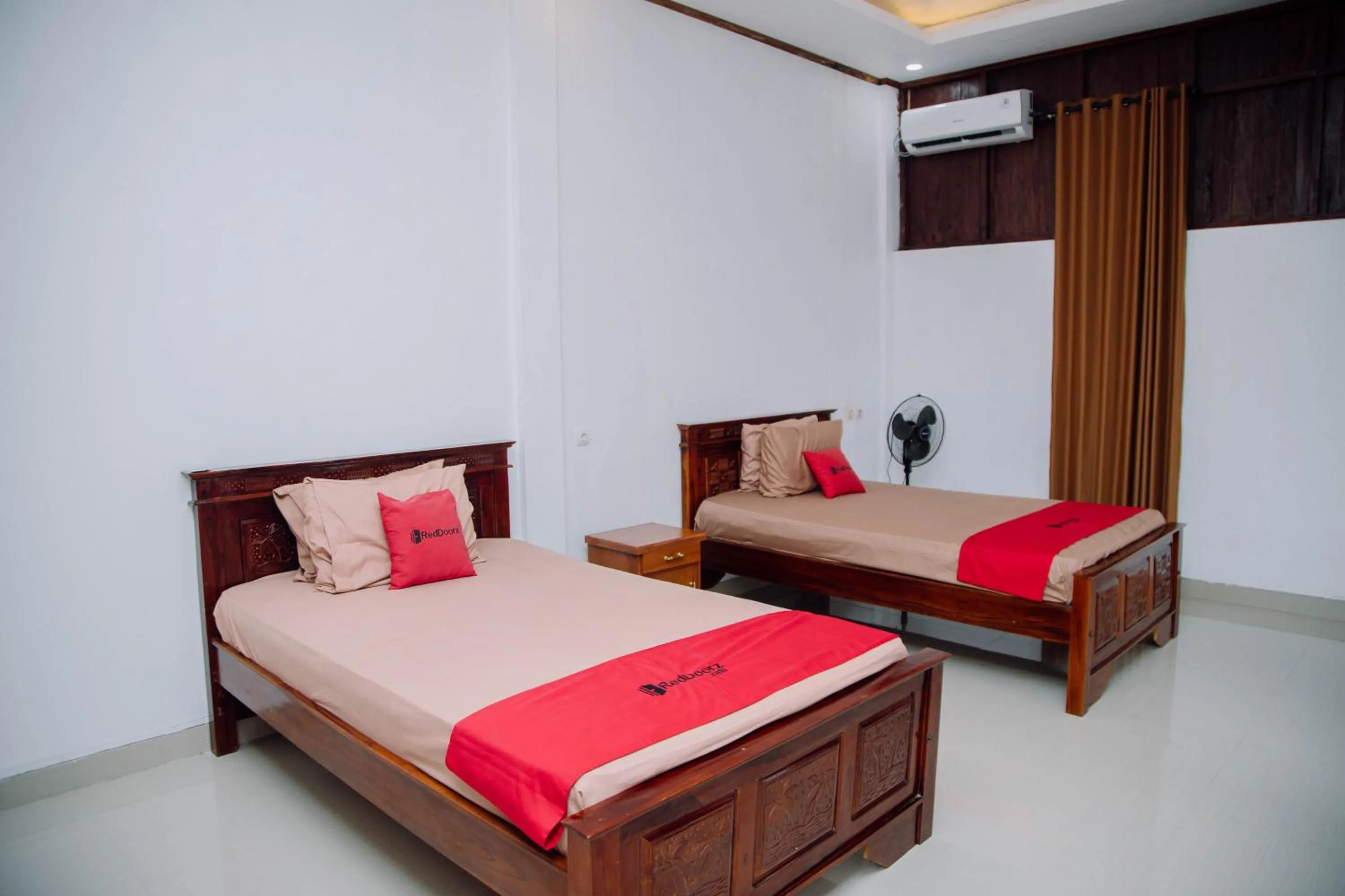 Bedroom, Bed in RedDoorz at Villa Bukit Senyum Lombok