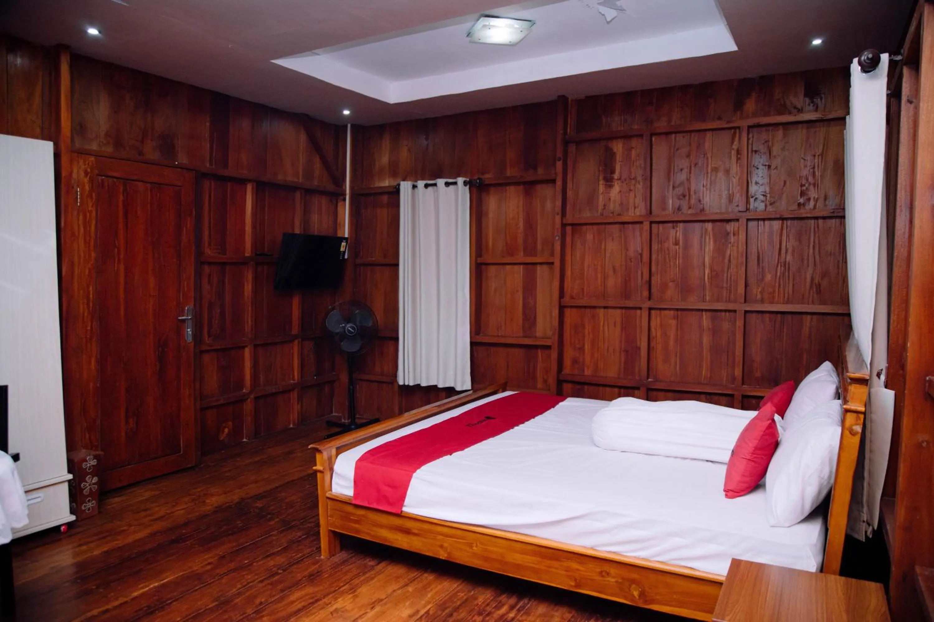 Bedroom, Bed in RedDoorz at Villa Bukit Senyum Lombok