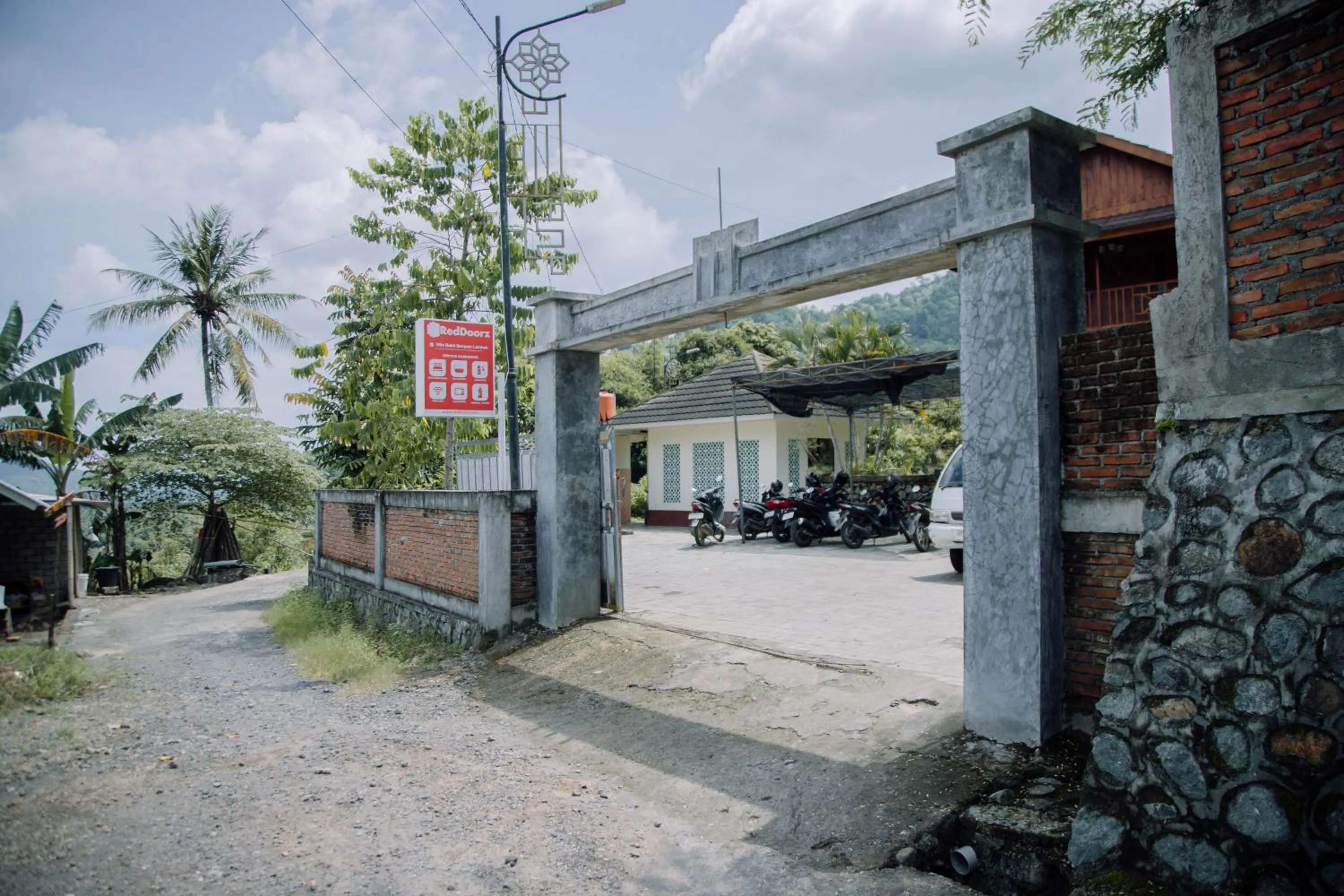 Facade/entrance in RedDoorz at Villa Bukit Senyum Lombok