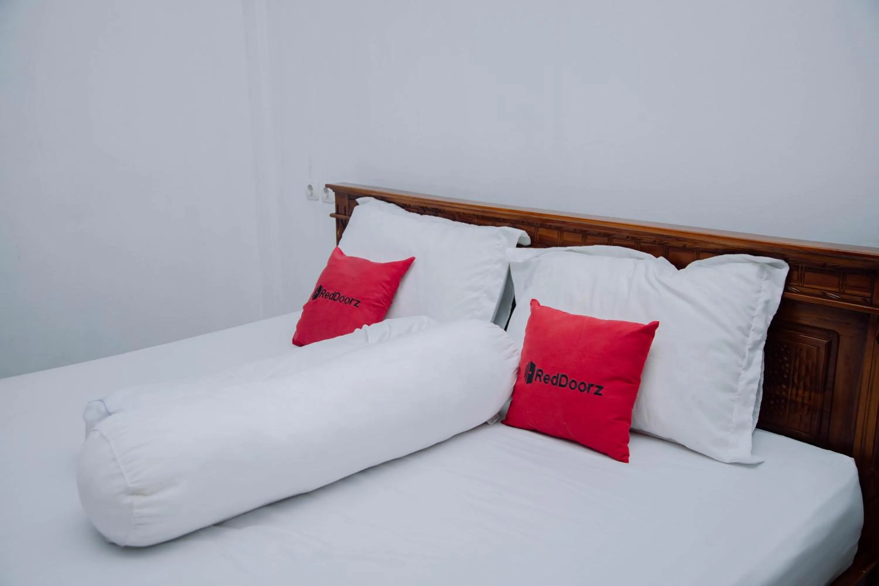 Bedroom, Bed in RedDoorz at Villa Bukit Senyum Lombok