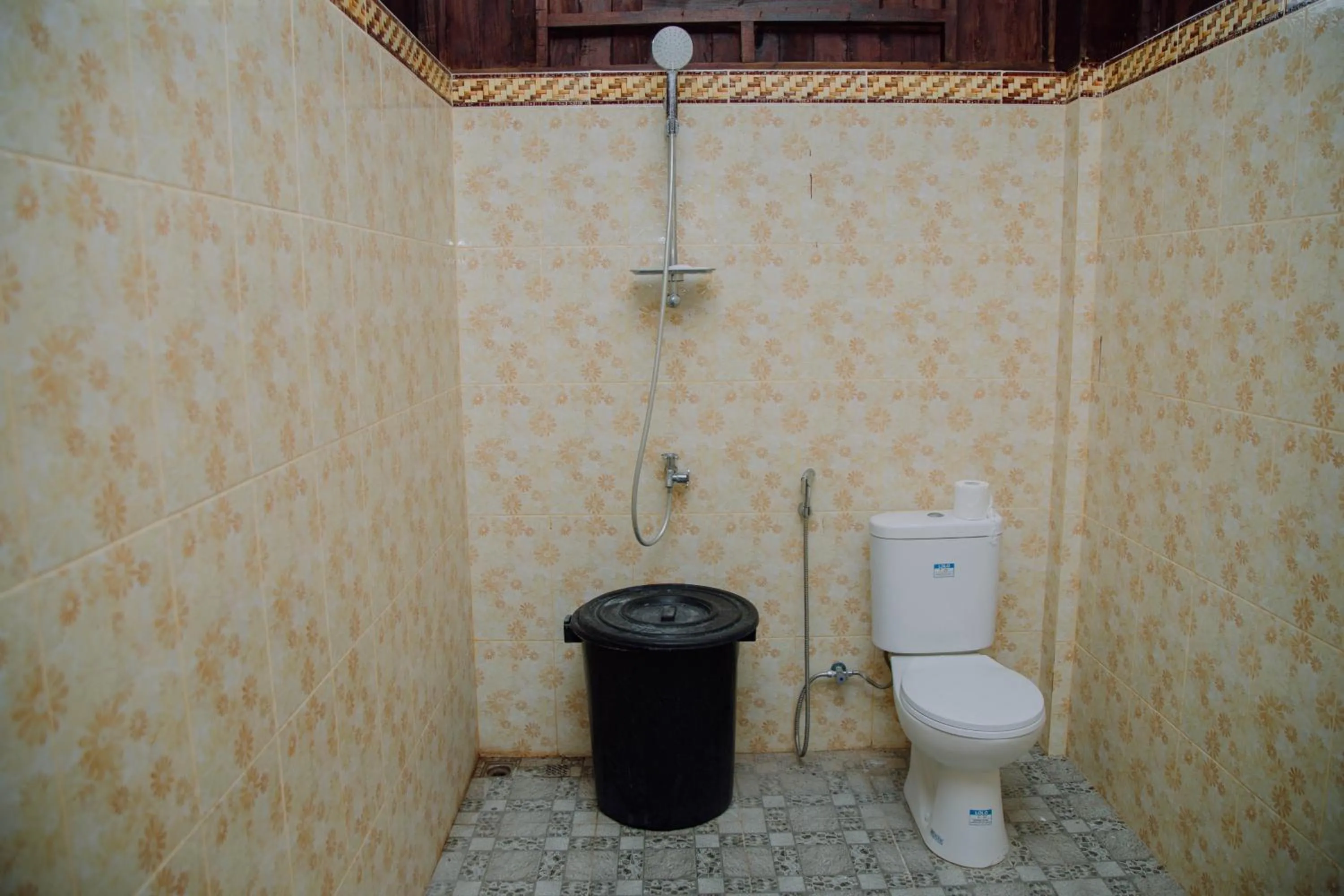 Bathroom in RedDoorz at Villa Bukit Senyum Lombok