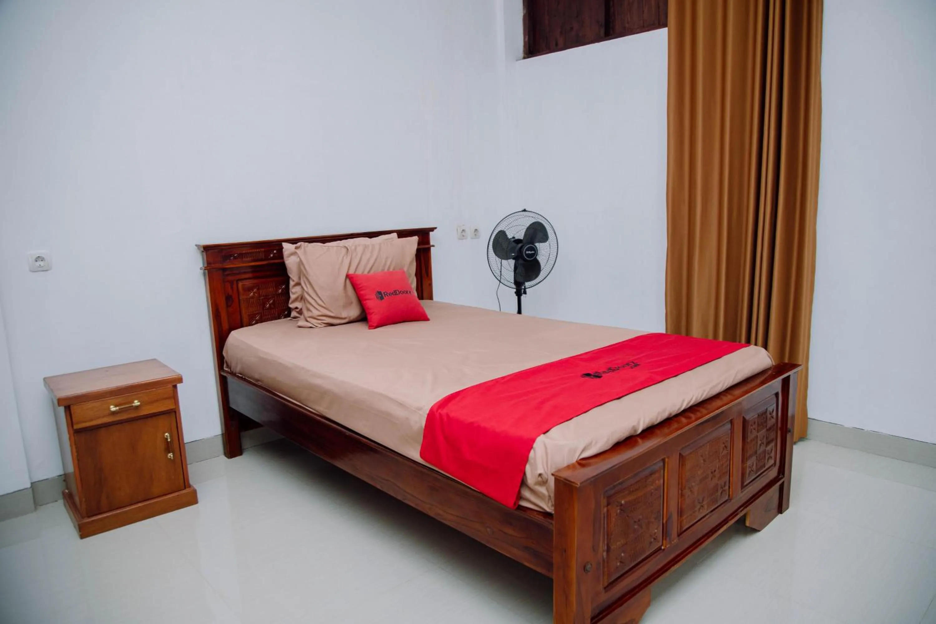 Bedroom, Bed in RedDoorz at Villa Bukit Senyum Lombok