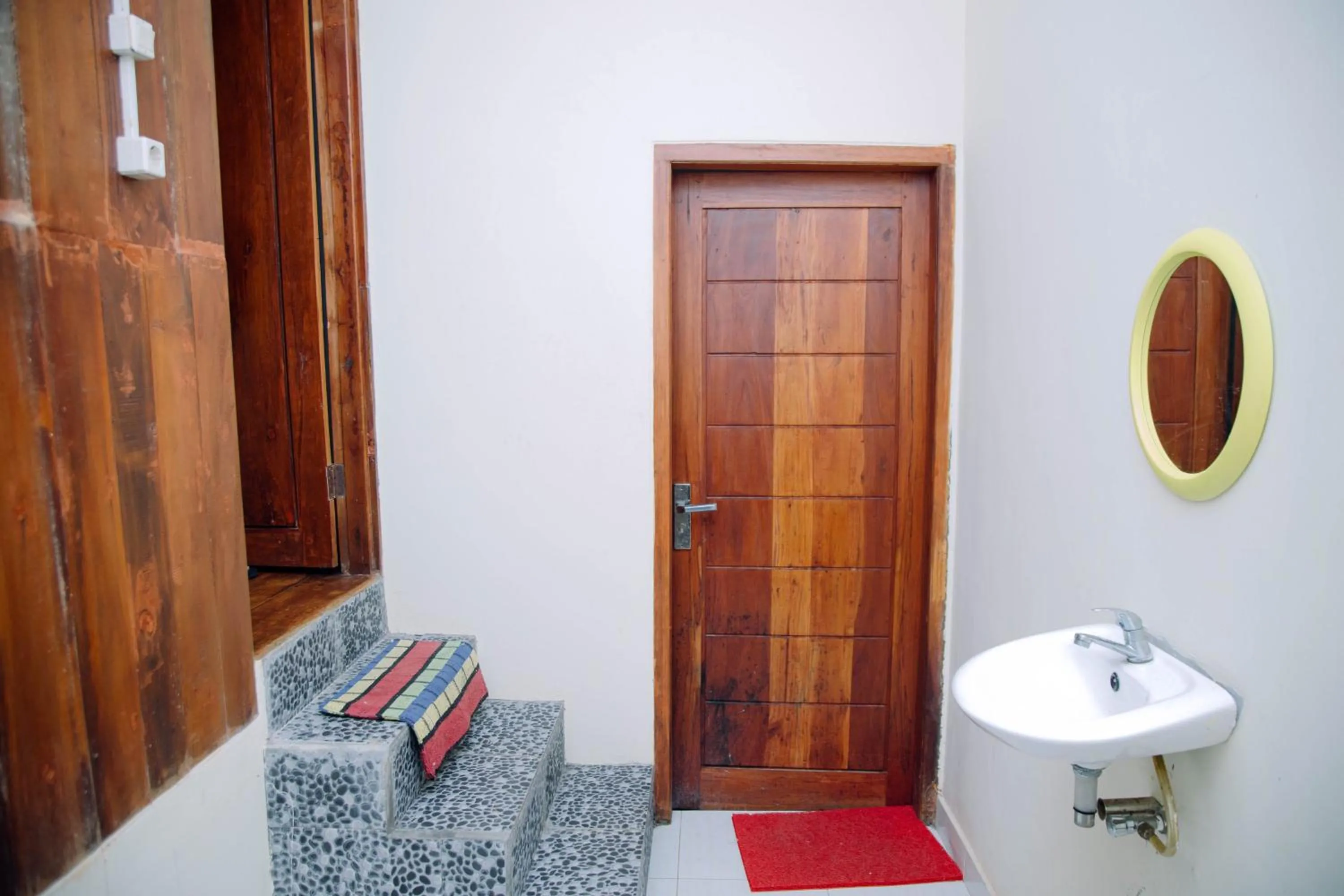 Bathroom in RedDoorz at Villa Bukit Senyum Lombok