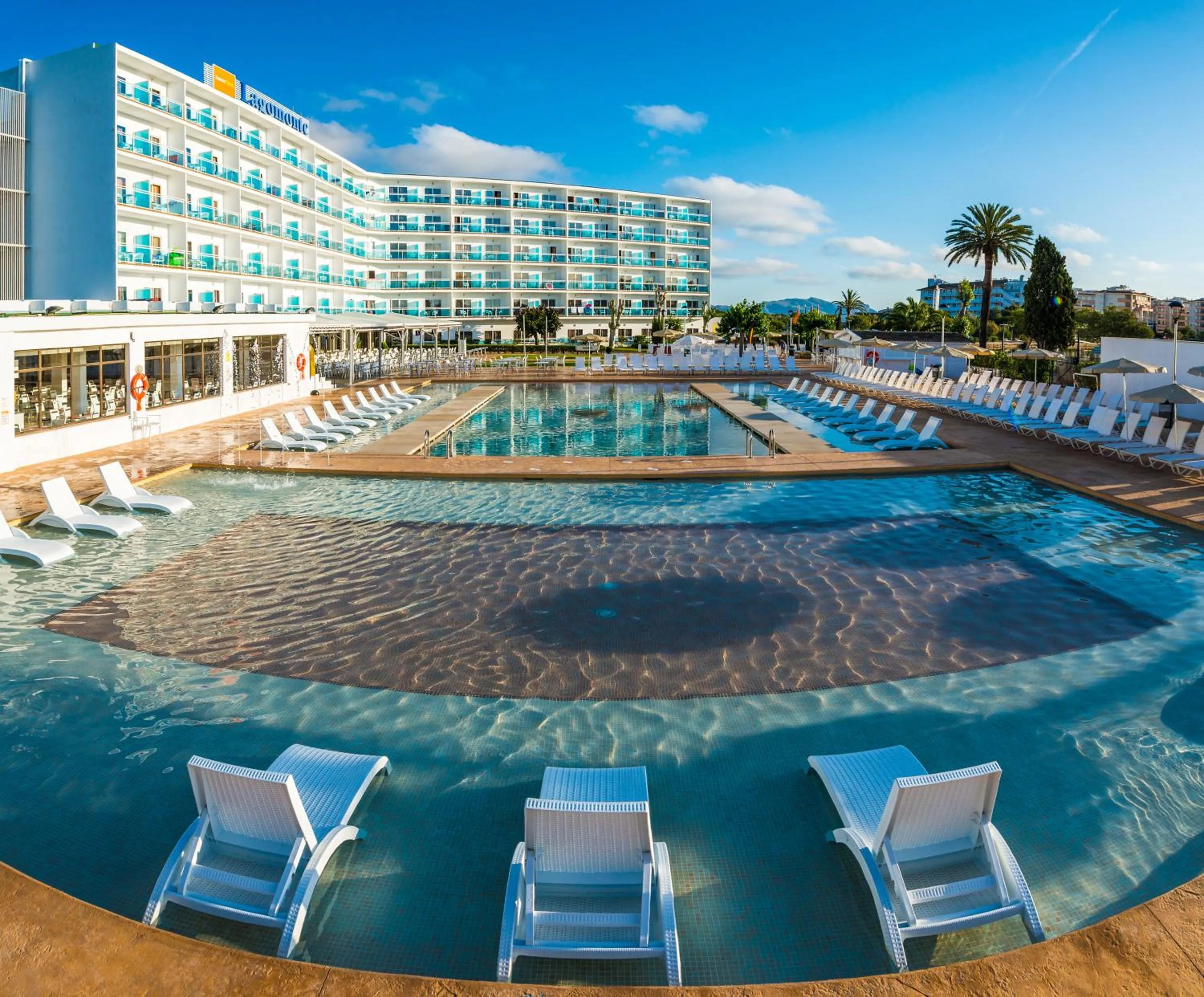 Swimming pool in Bellevue Lagomonte
