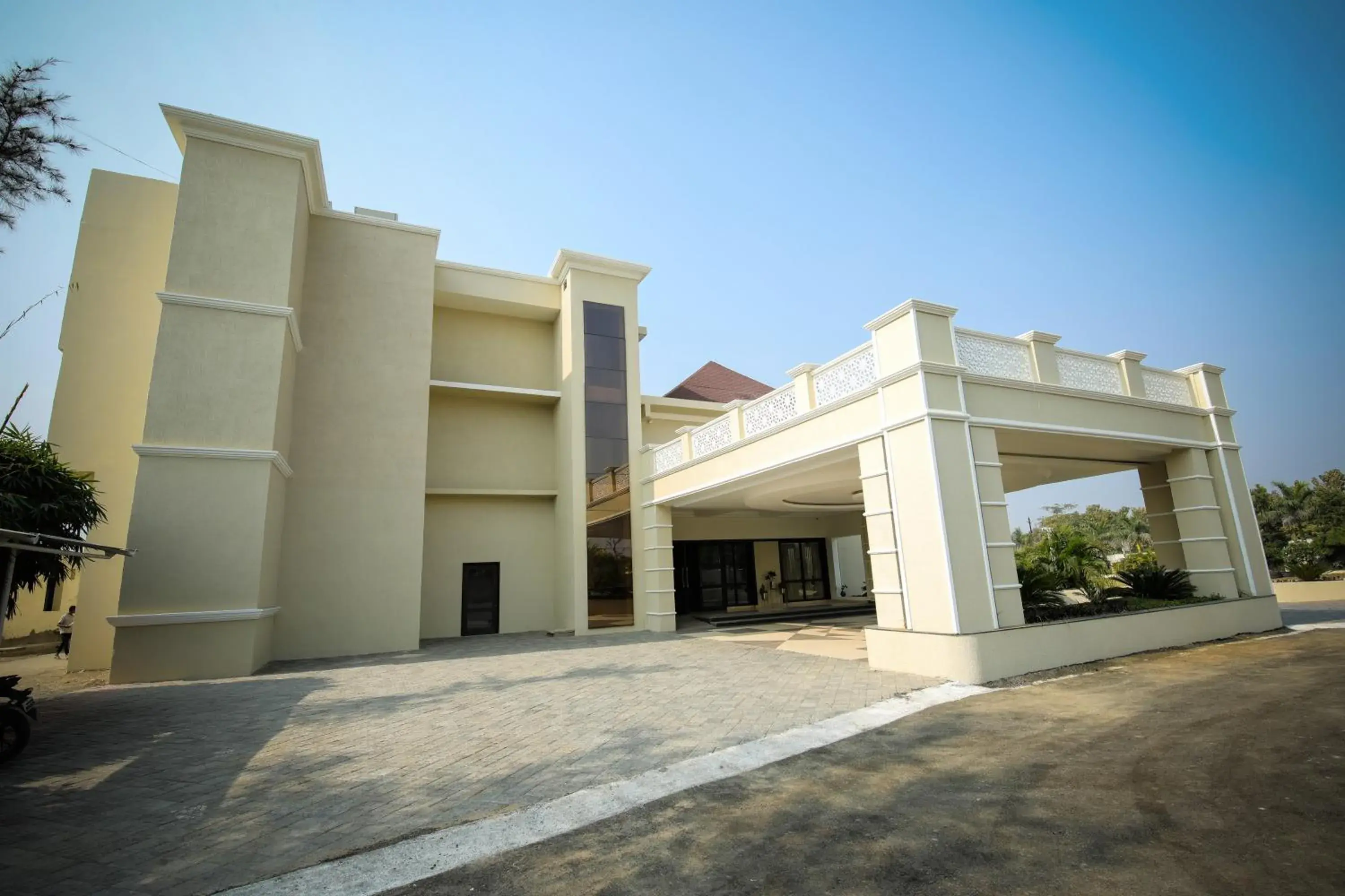 Facade/entrance in Enrise by Sayaji Rewa Facade/entrance in Enrise by Sayaji Rewa