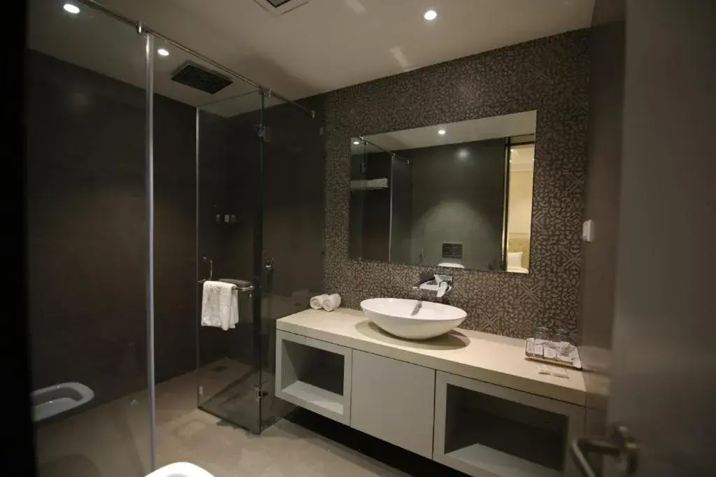 Bathroom in Enrise by Sayaji Rewa Bathroom in Enrise by Sayaji Rewa