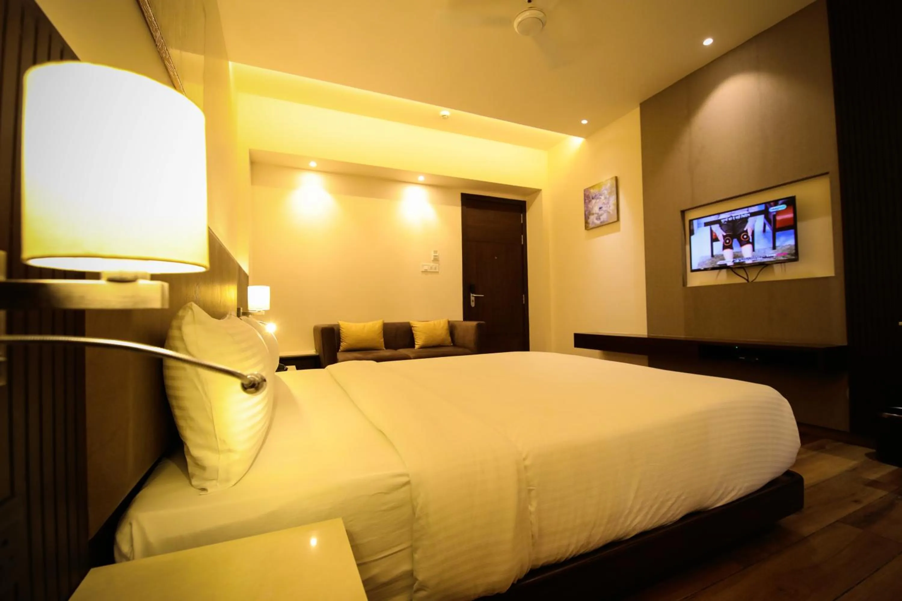 Communal lounge/ TV room, Bed in Enrise by Sayaji Rewa