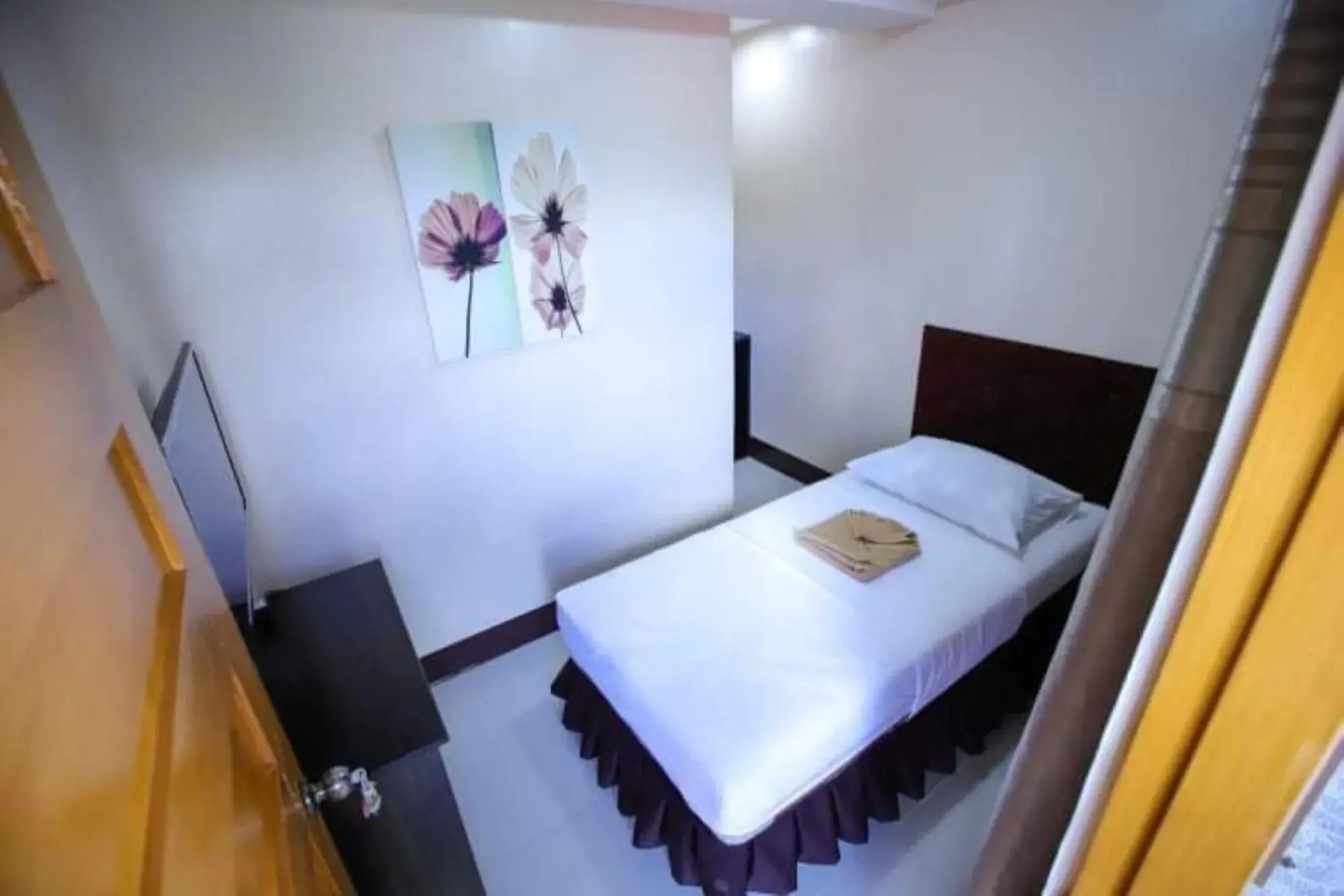 Photo of the whole room, Bed in Marco s Tourist Inn by RedDoorz Photo of the whole room, Bed in Marco s Tourist Inn by RedDoorz