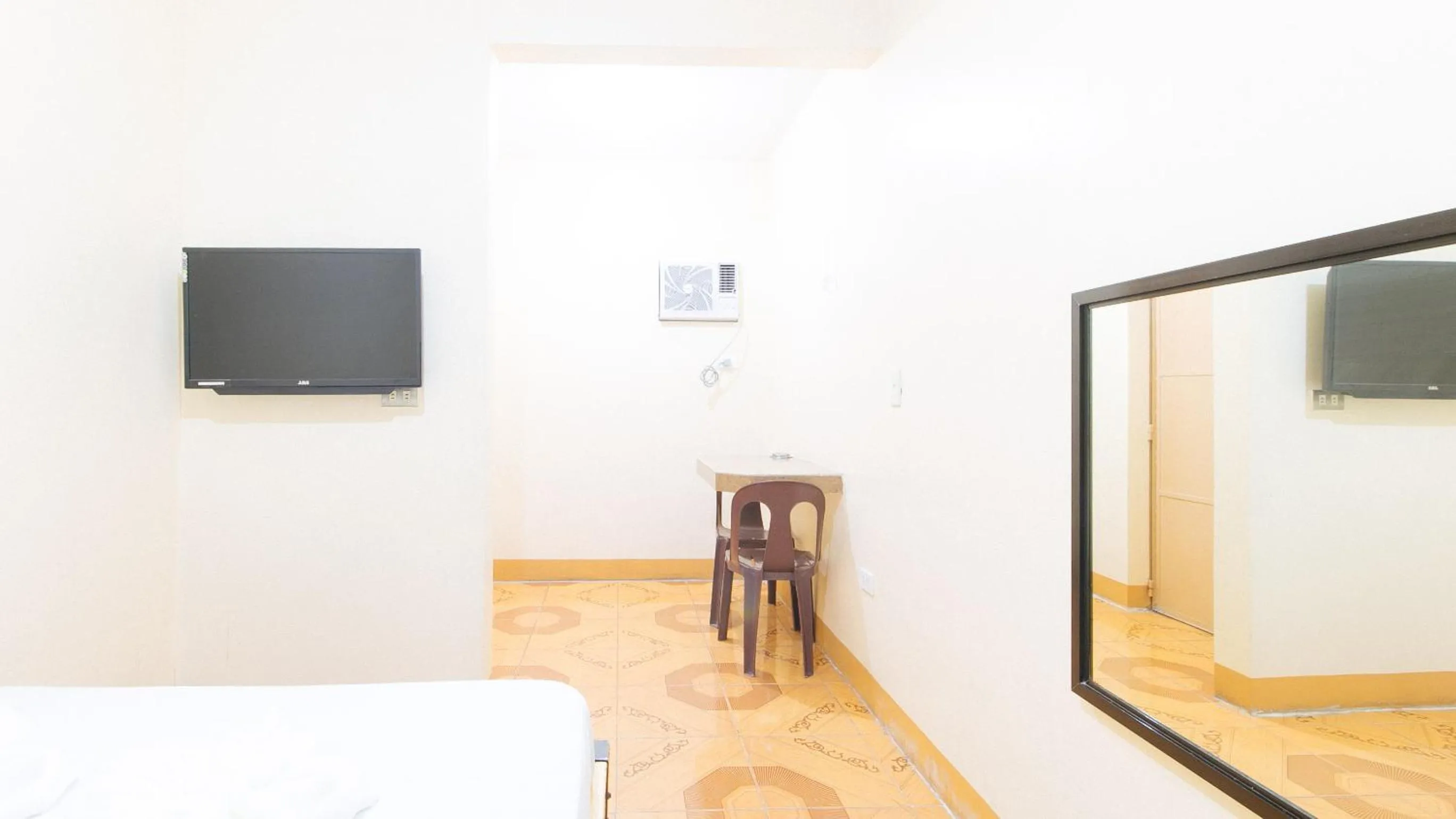 Bed in Golden Empress Hotel Urdaneta Pangasinan by RedDoorz