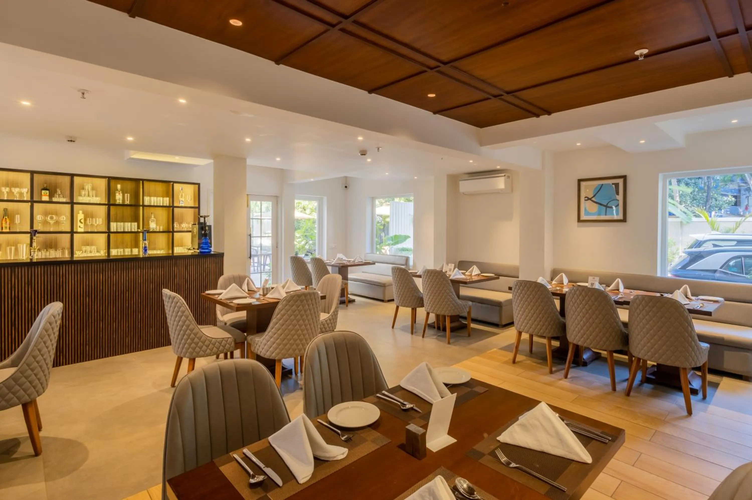 Restaurant/places to eat in Artistry Suites