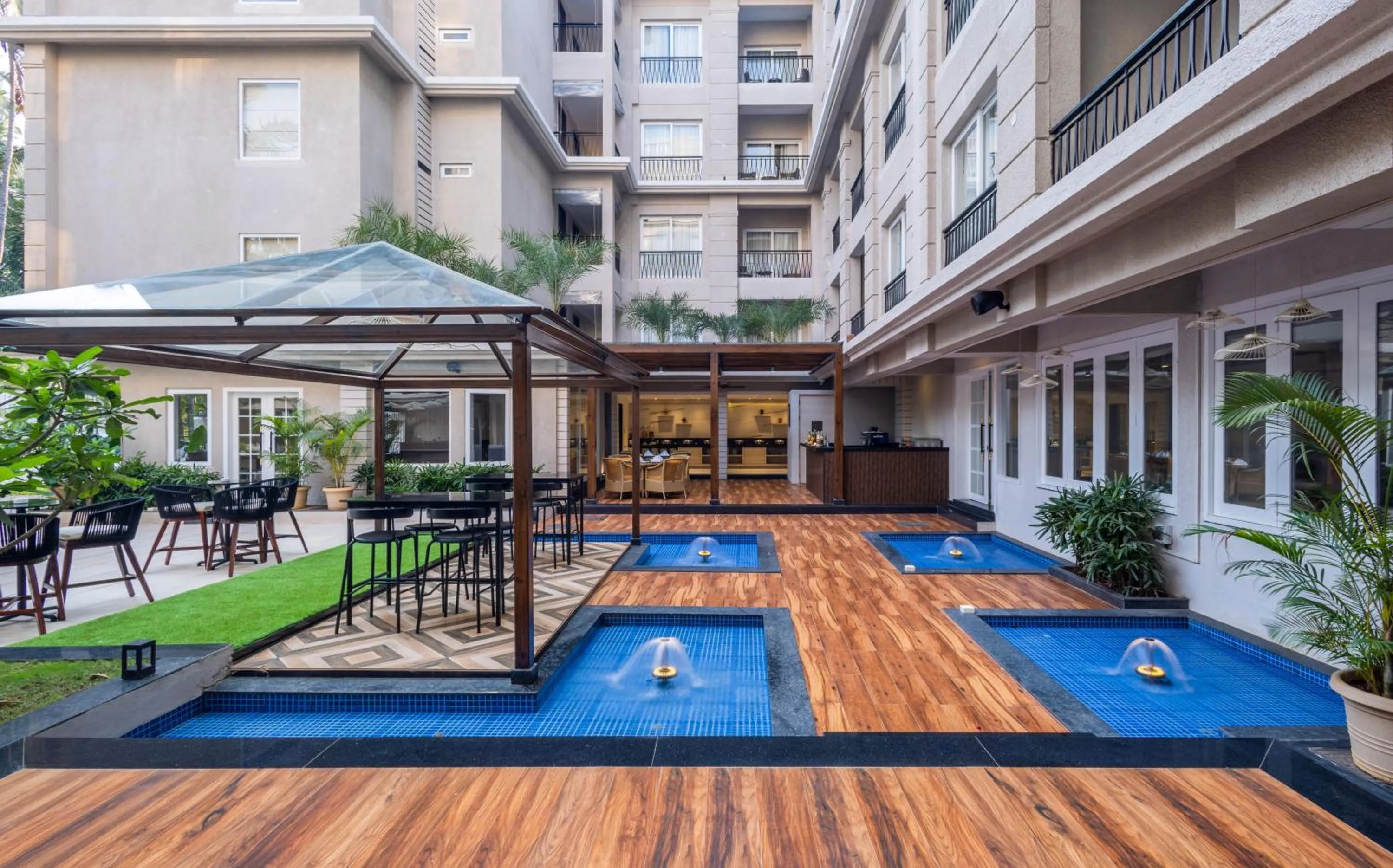 Restaurant/places to eat in Artistry Suites