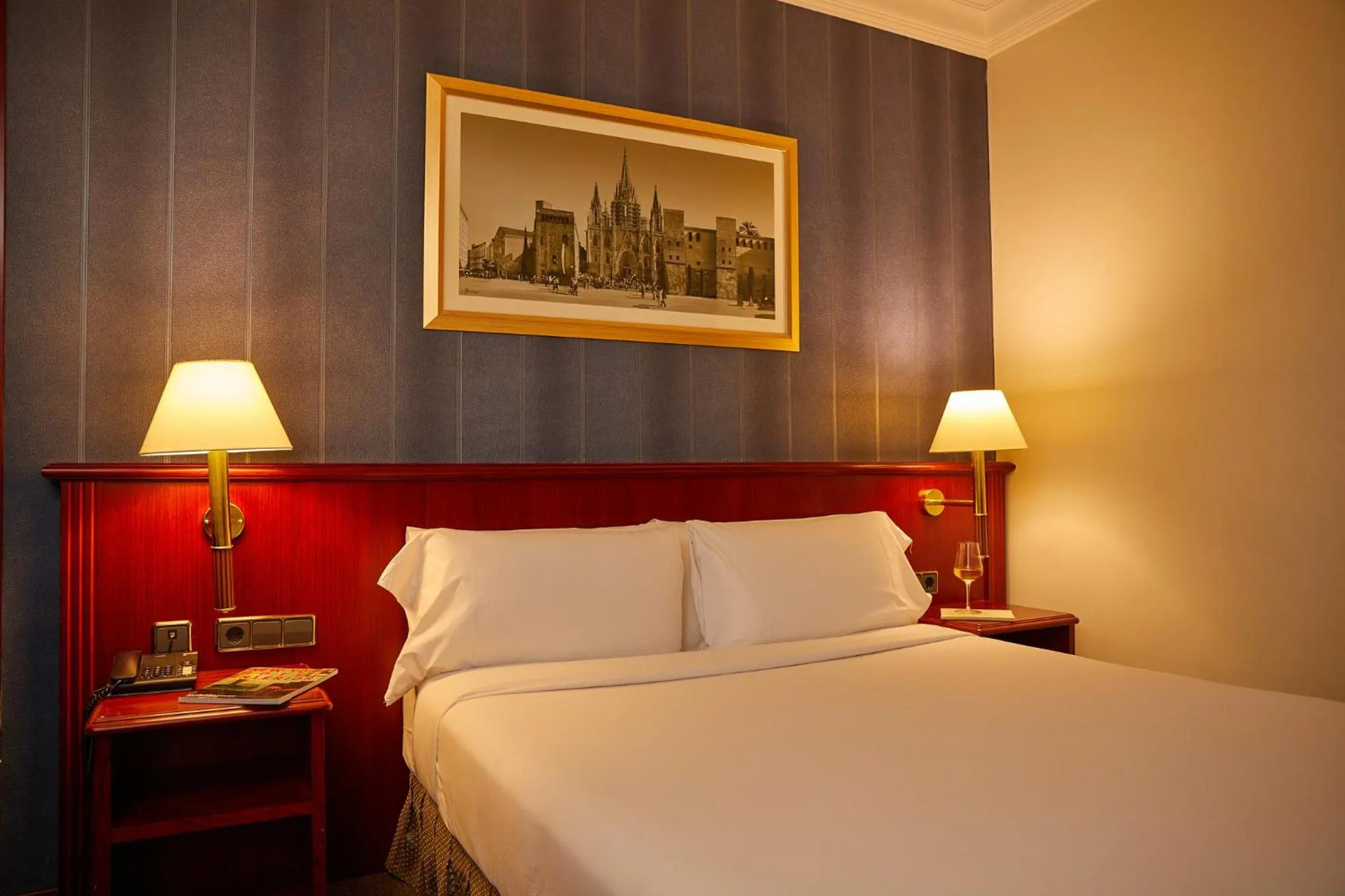 Bed in El Avenida Palace