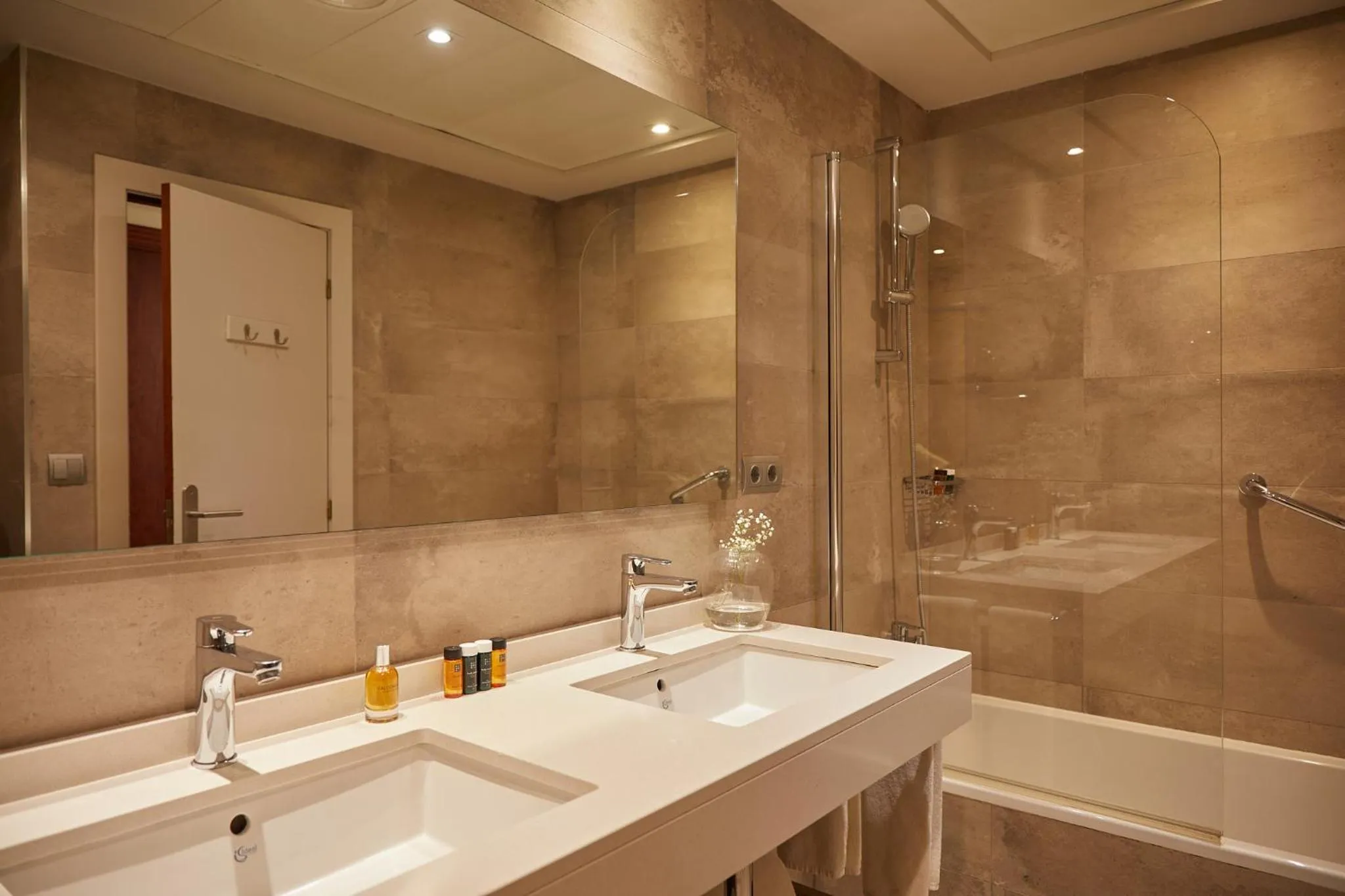 Bathroom in El Avenida Palace