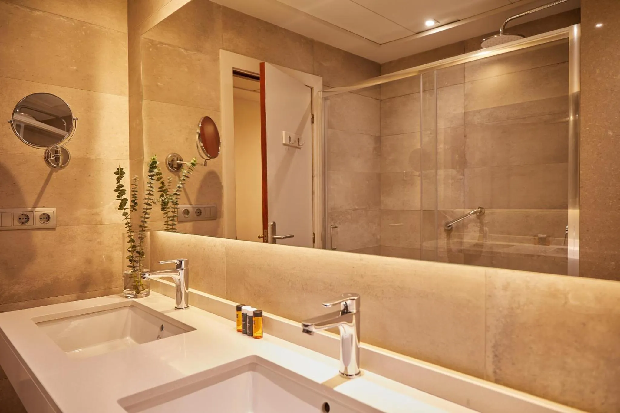 Shower in El Avenida Palace