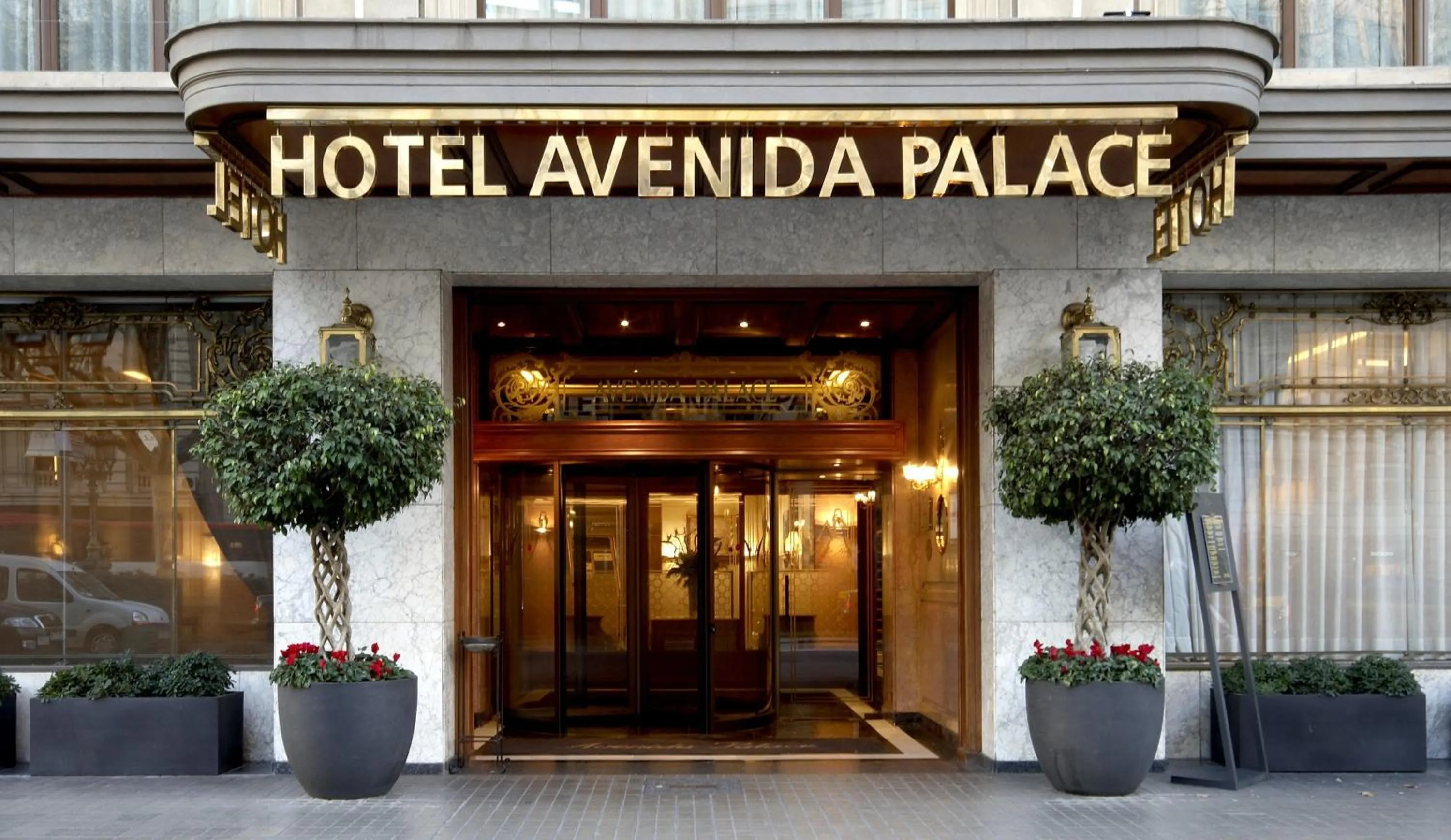 Facade/entrance in El Avenida Palace