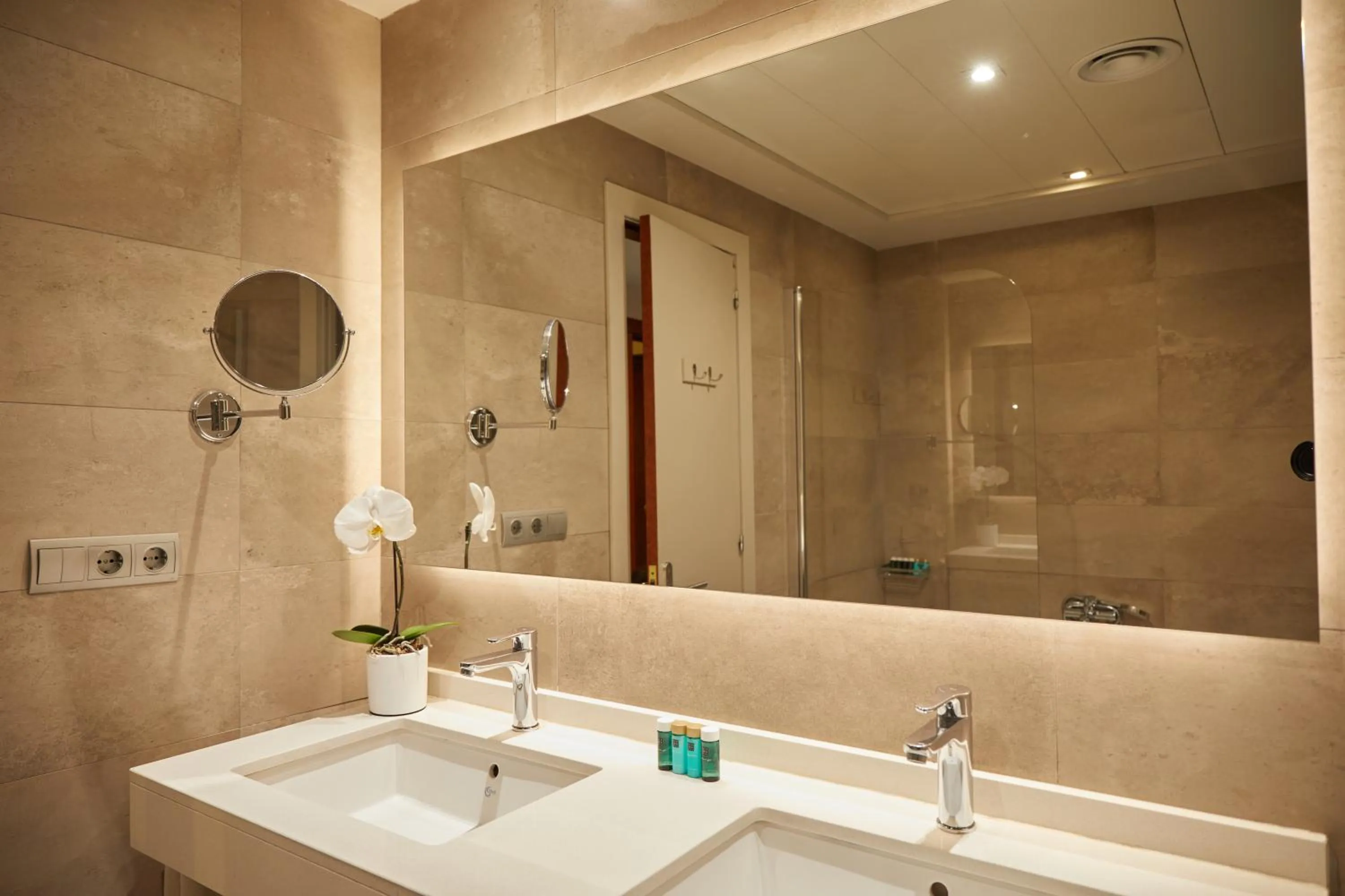 Bathroom in El Avenida Palace