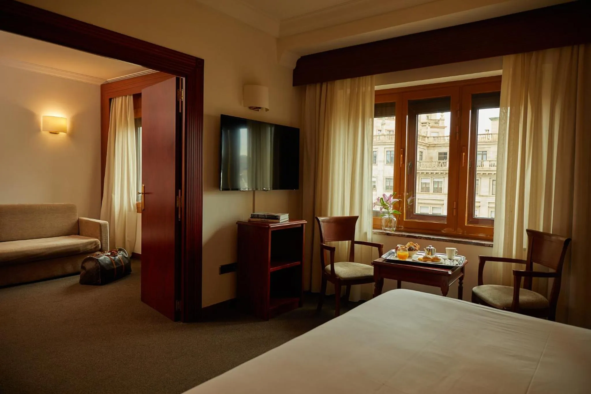 Communal lounge/ TV room, Bed in El Avenida Palace