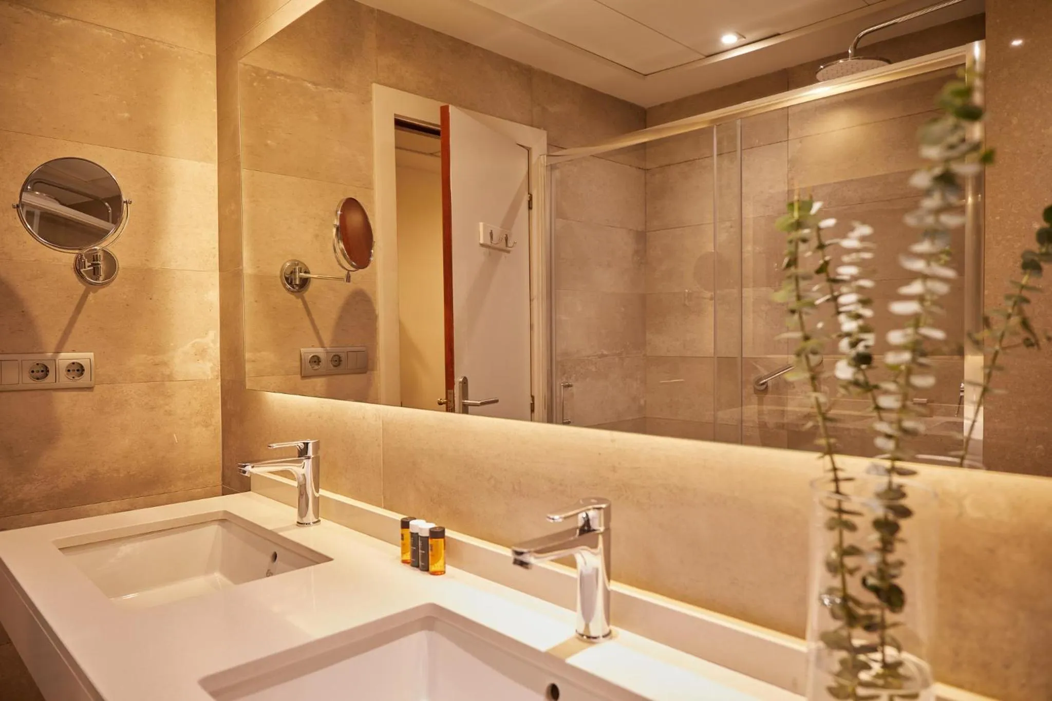 Shower in El Avenida Palace