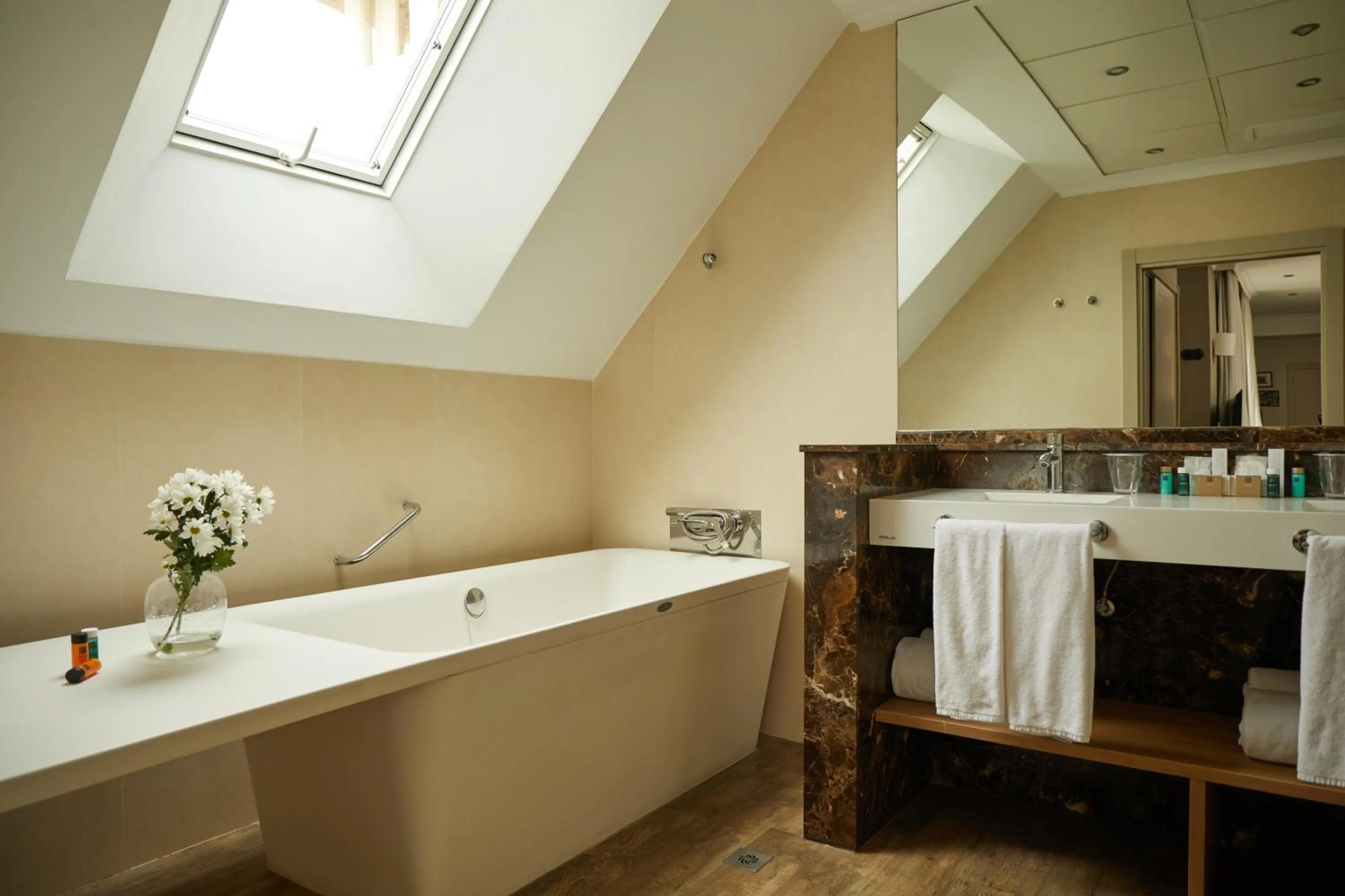 Bathroom in El Avenida Palace