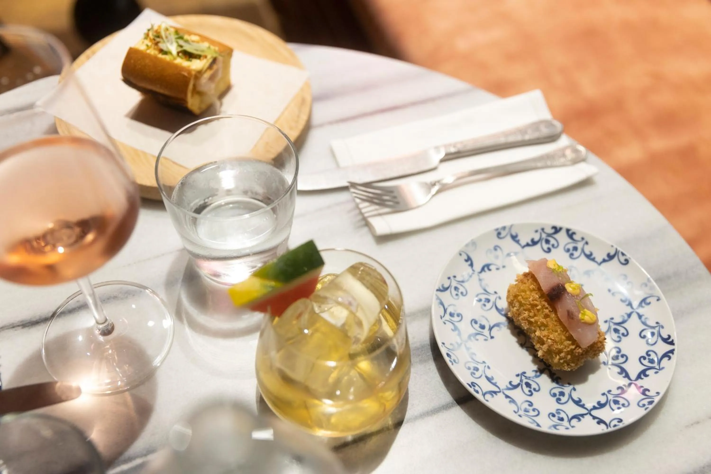 Restaurant/places to eat in El Avenida Palace