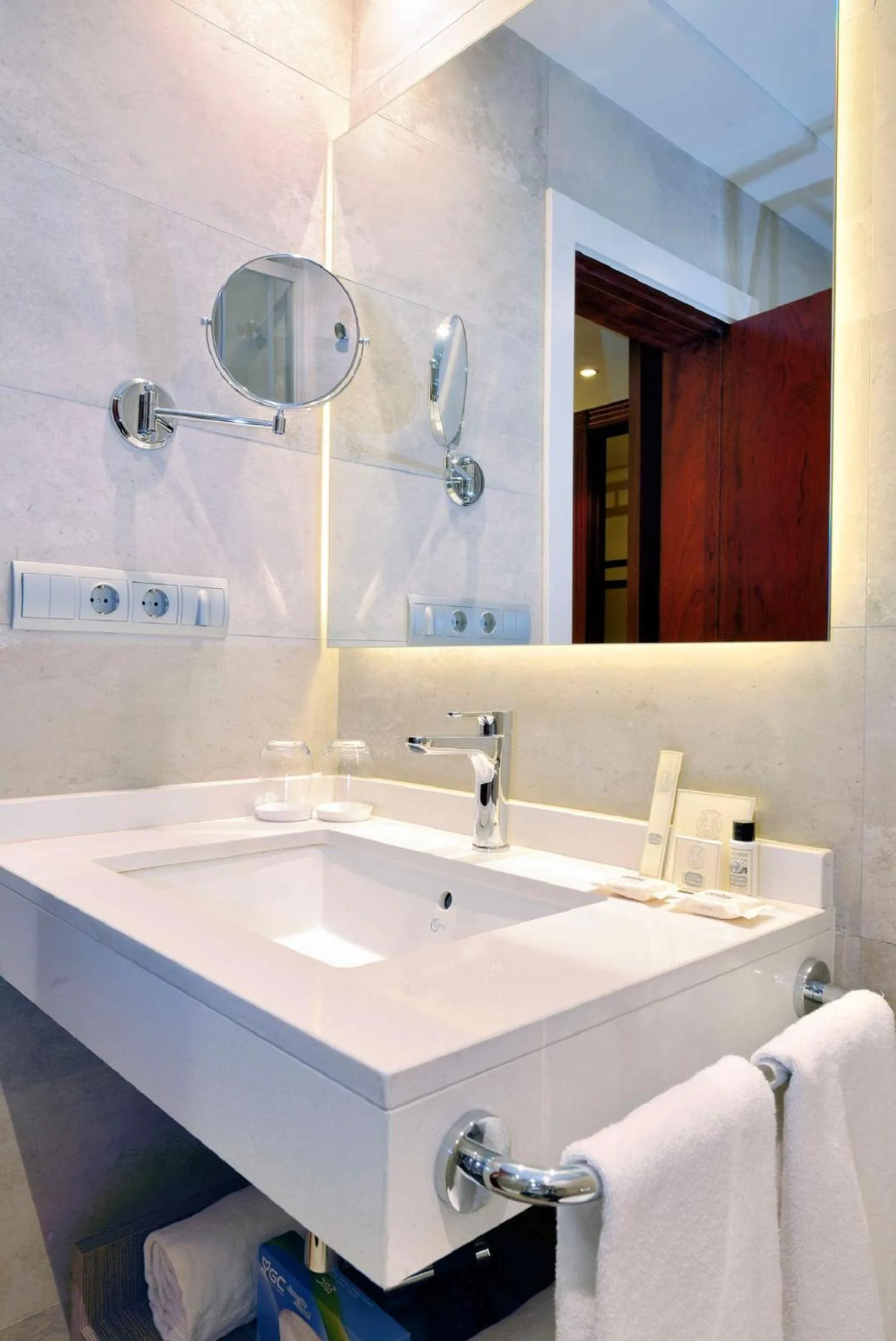 Bathroom in El Avenida Palace