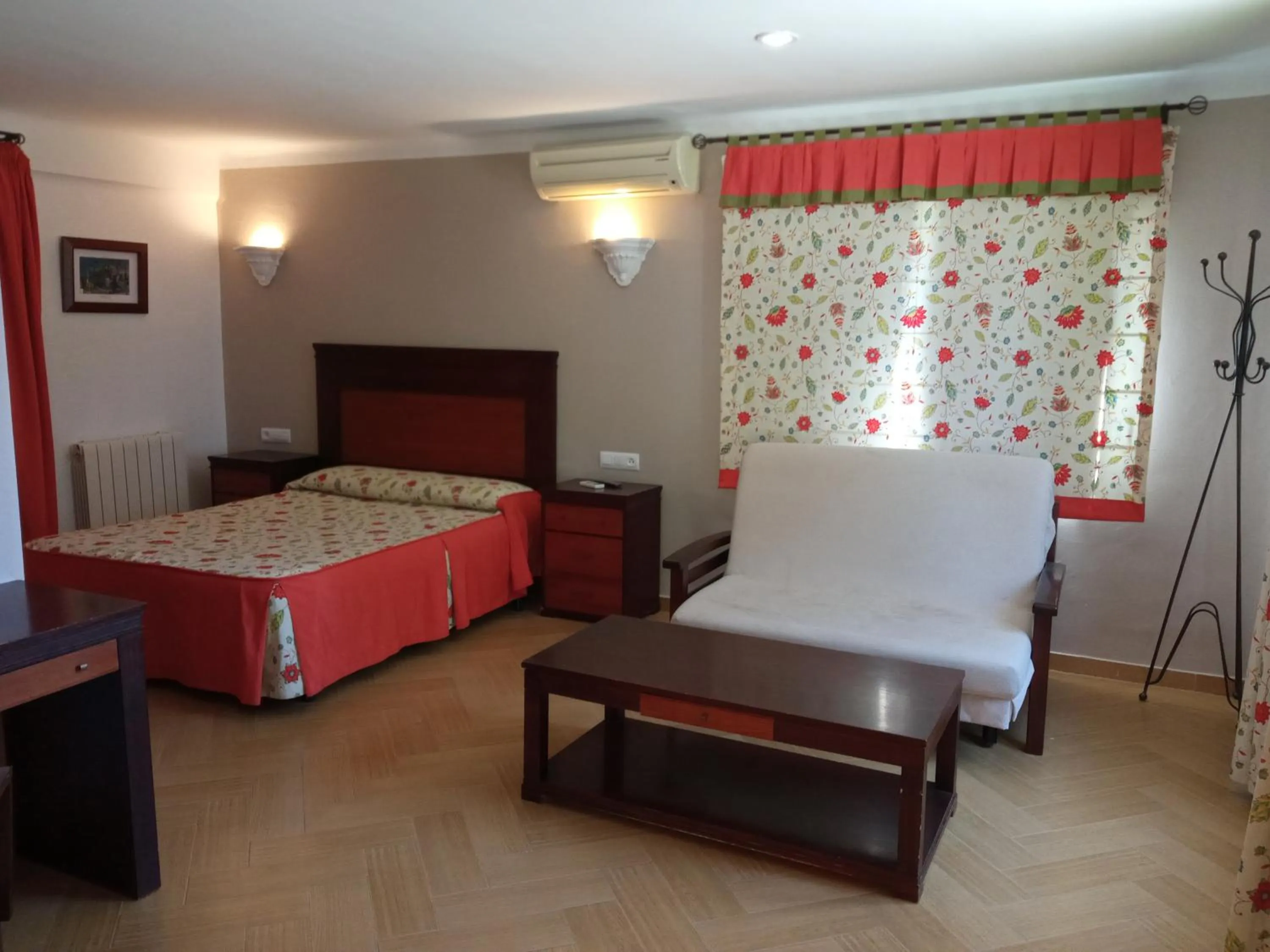 Living room, Bed in Hotel Rural Puerto Mágina