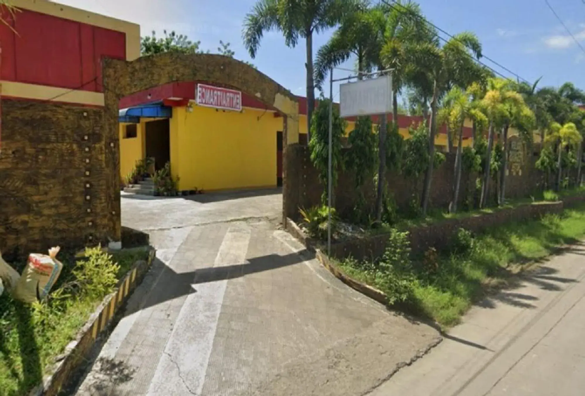 Property building in Golden Pegasus Hotel La Union by RedDoorz Property building in Golden Pegasus Hotel La Union by RedDoorz