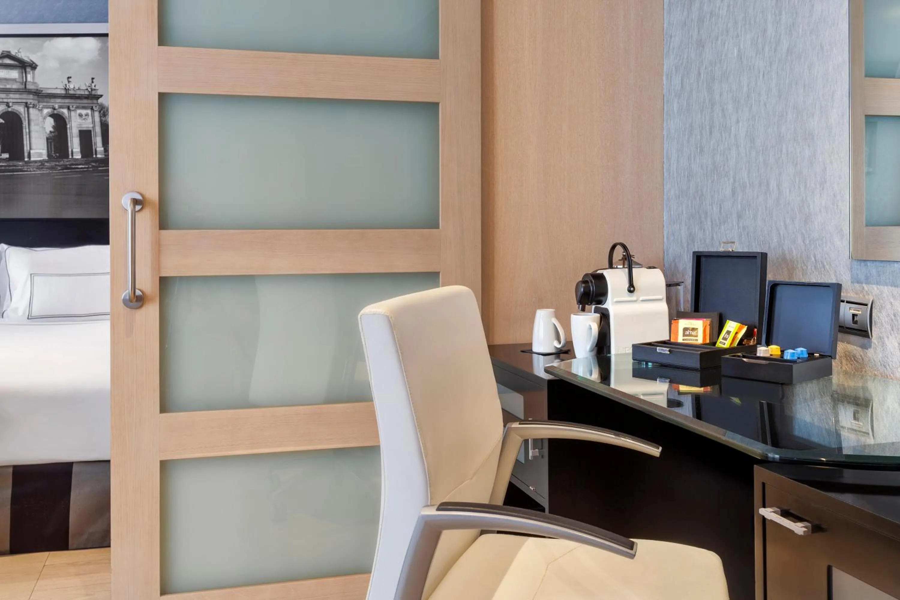 Coffee/tea facilities in Melia Madrid Princesa