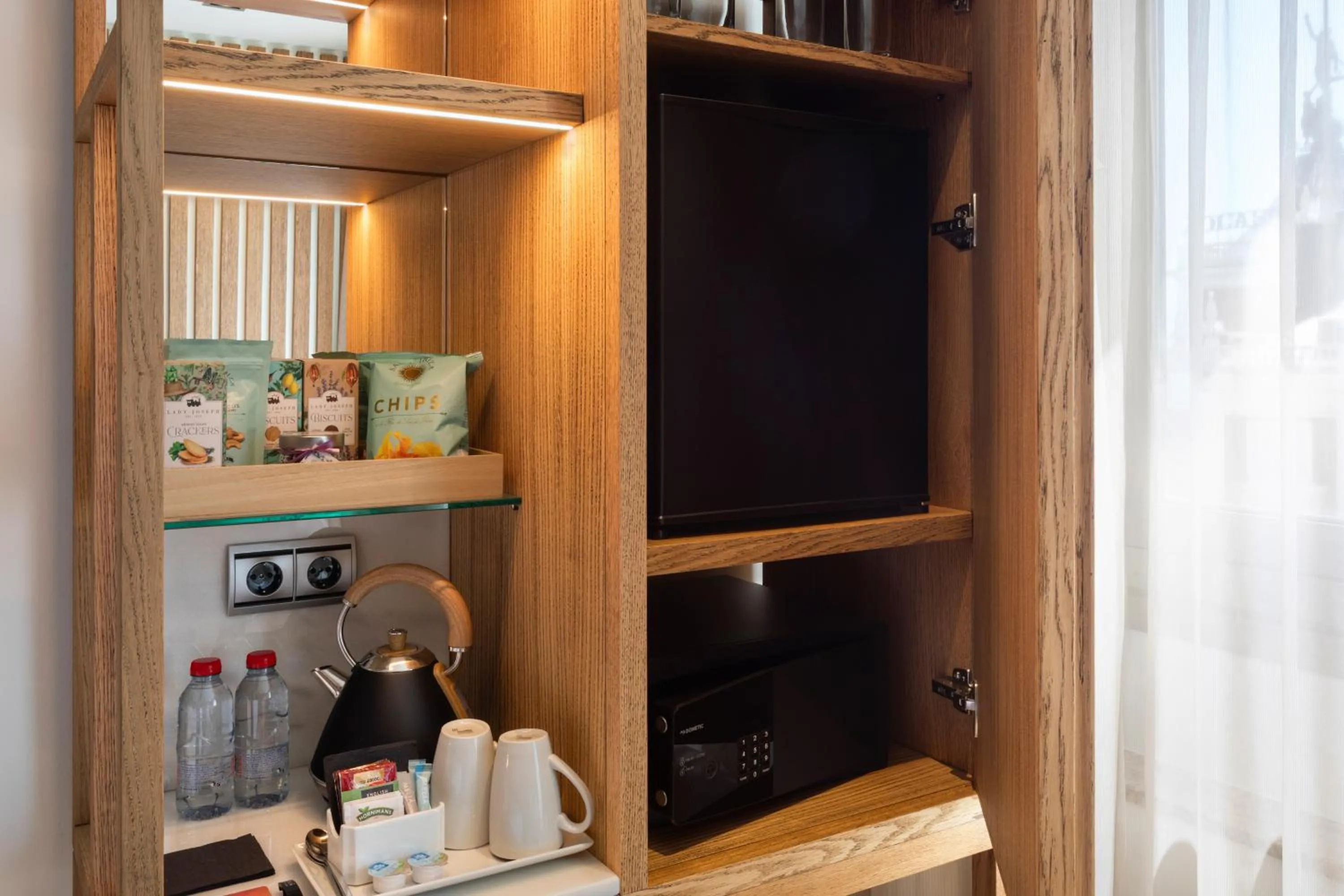 Coffee/tea facilities in Melia Madrid Princesa