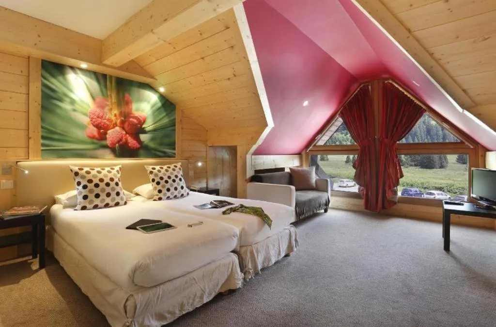 Seating area, Bed in Les Roches 1500