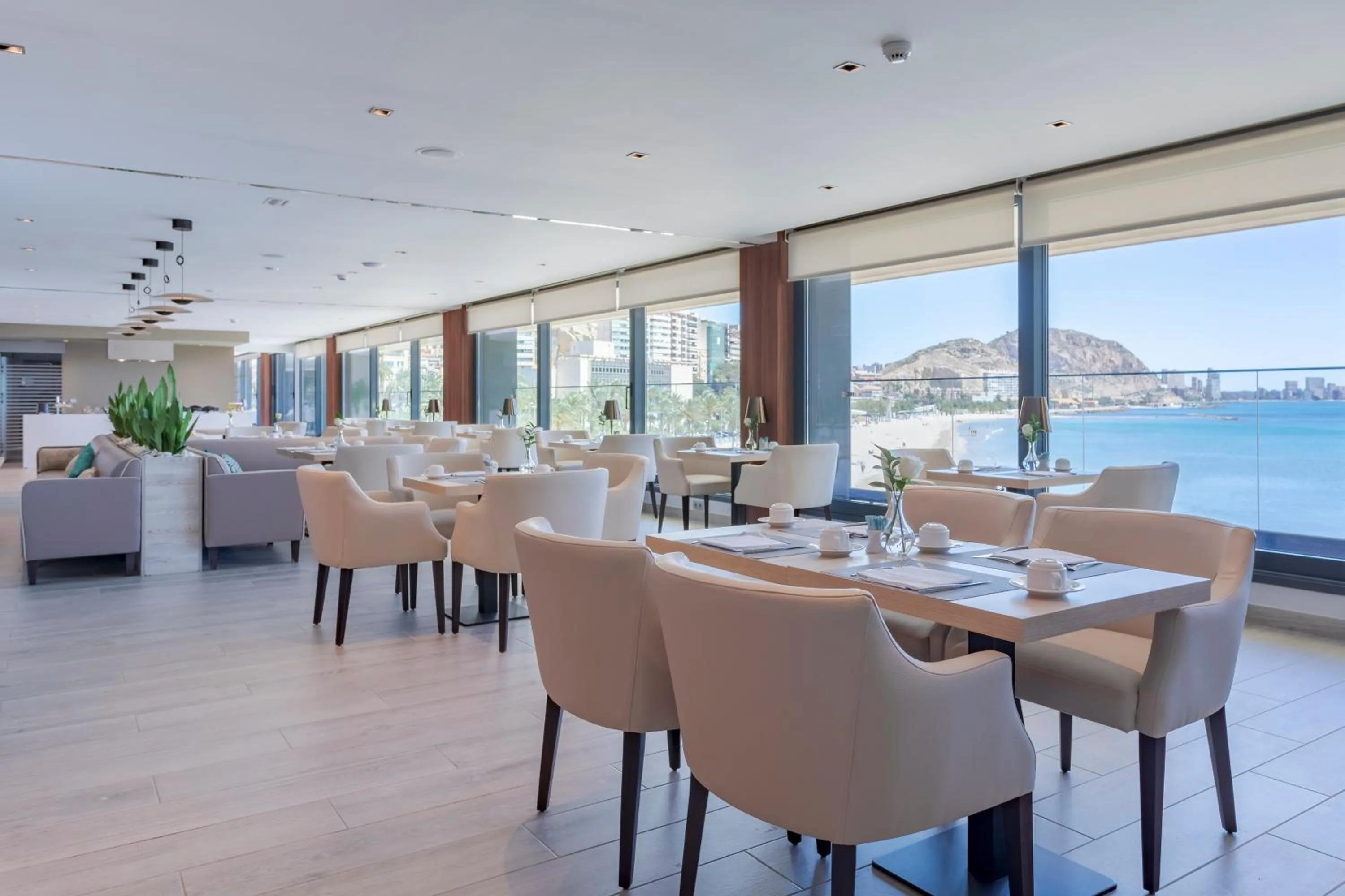 Restaurant/places to eat in Melia Alicante