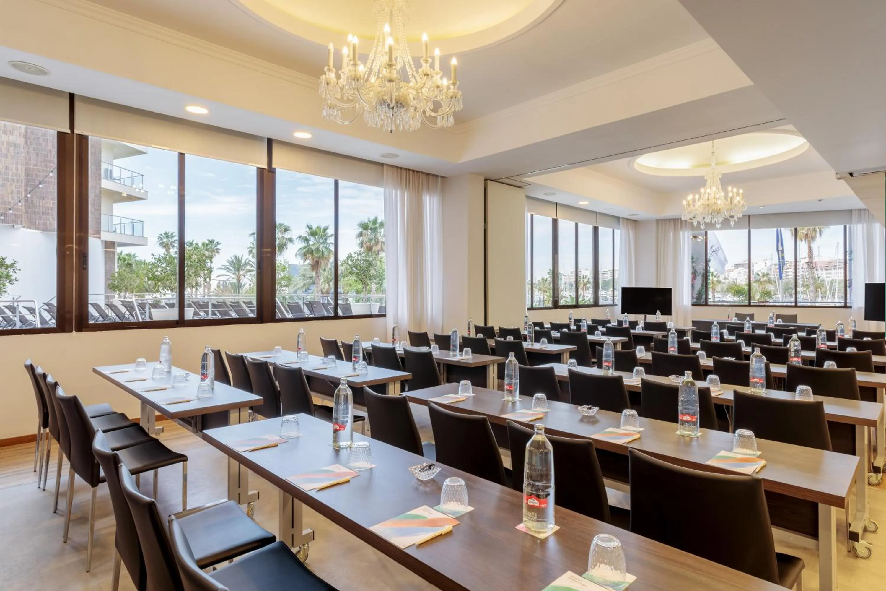 Restaurant/places to eat in Melia Alicante