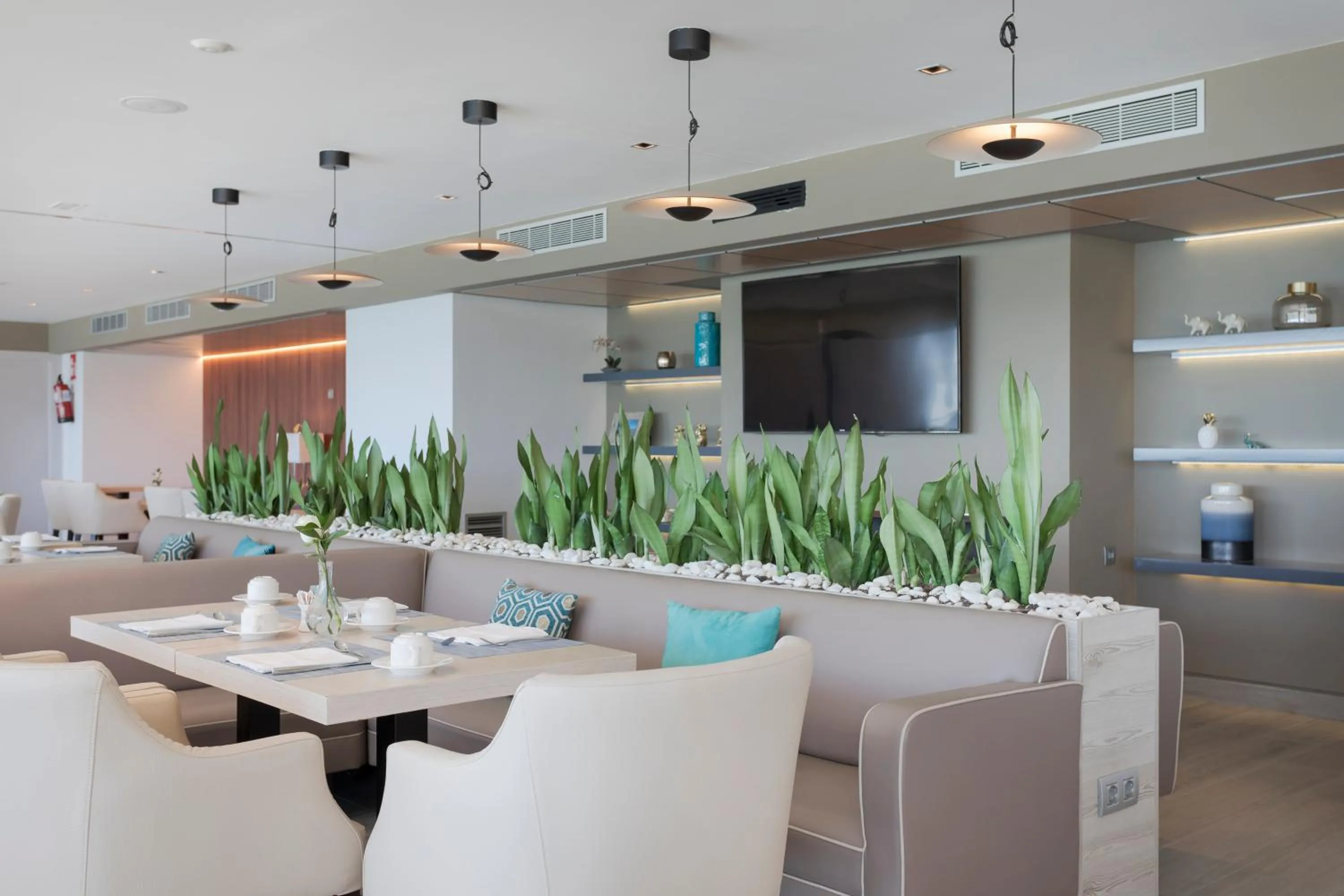Restaurant/places to eat in Melia Alicante