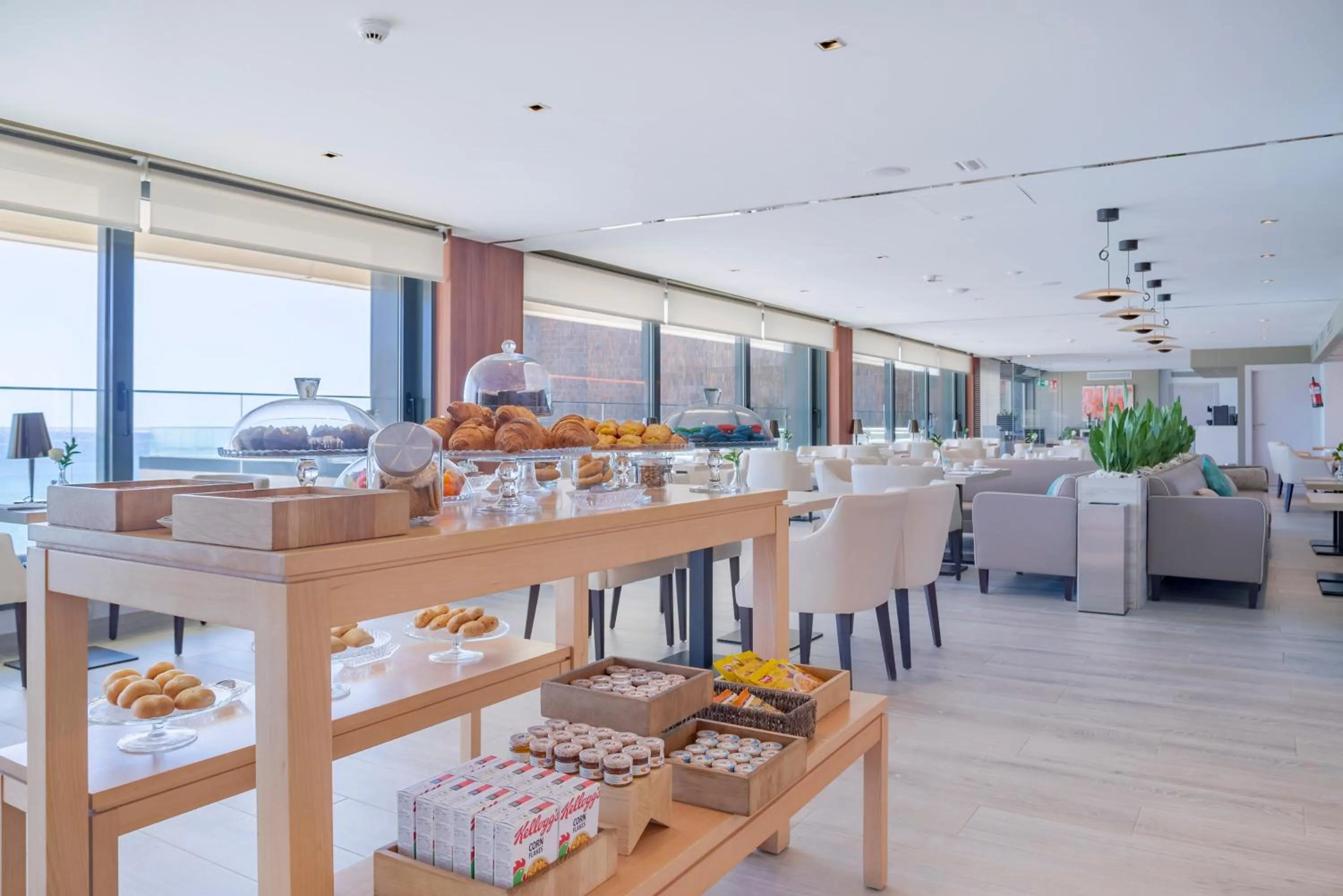 Restaurant/places to eat in Melia Alicante