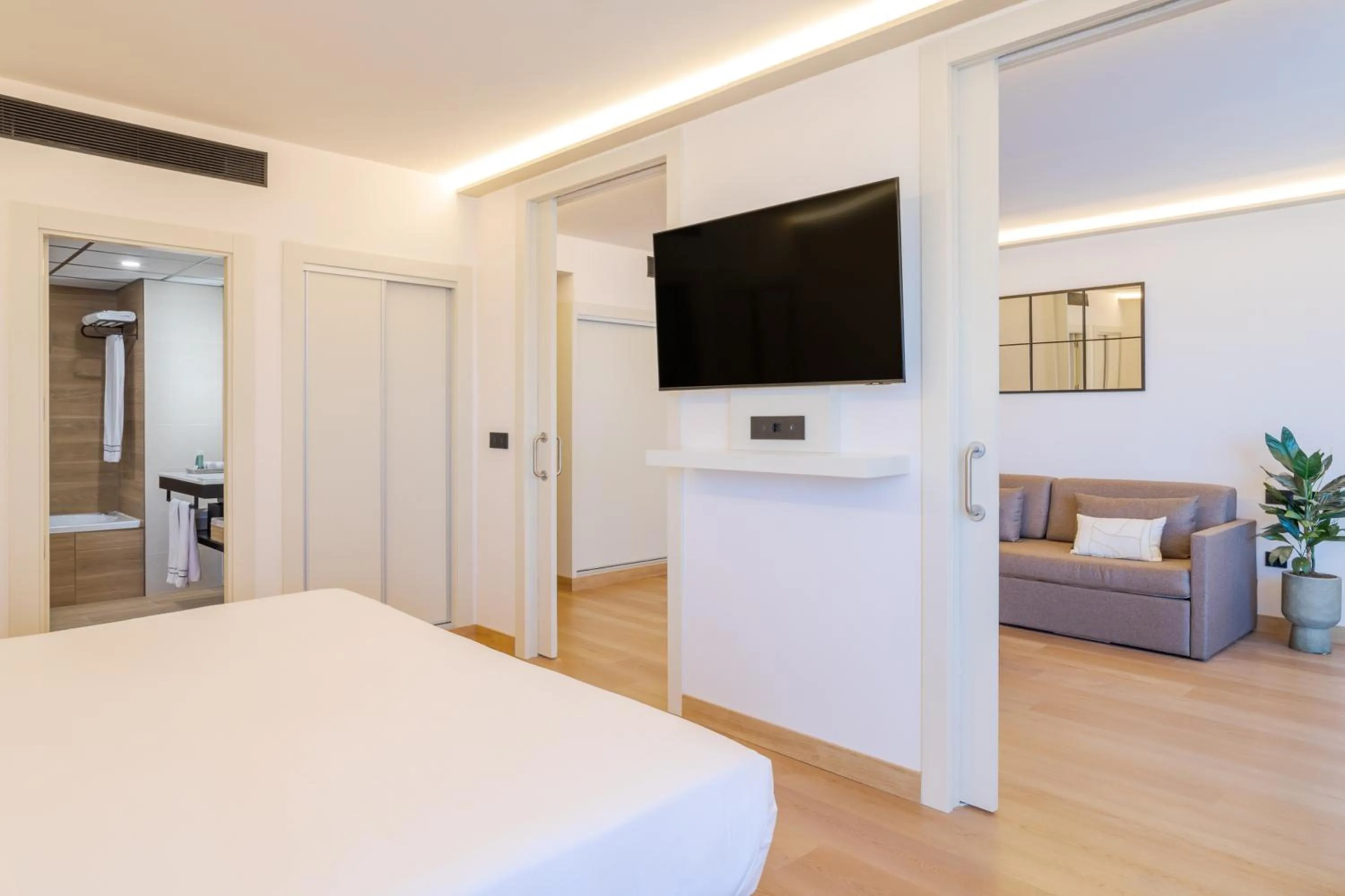 Bedroom, Bed in Melia Alicante