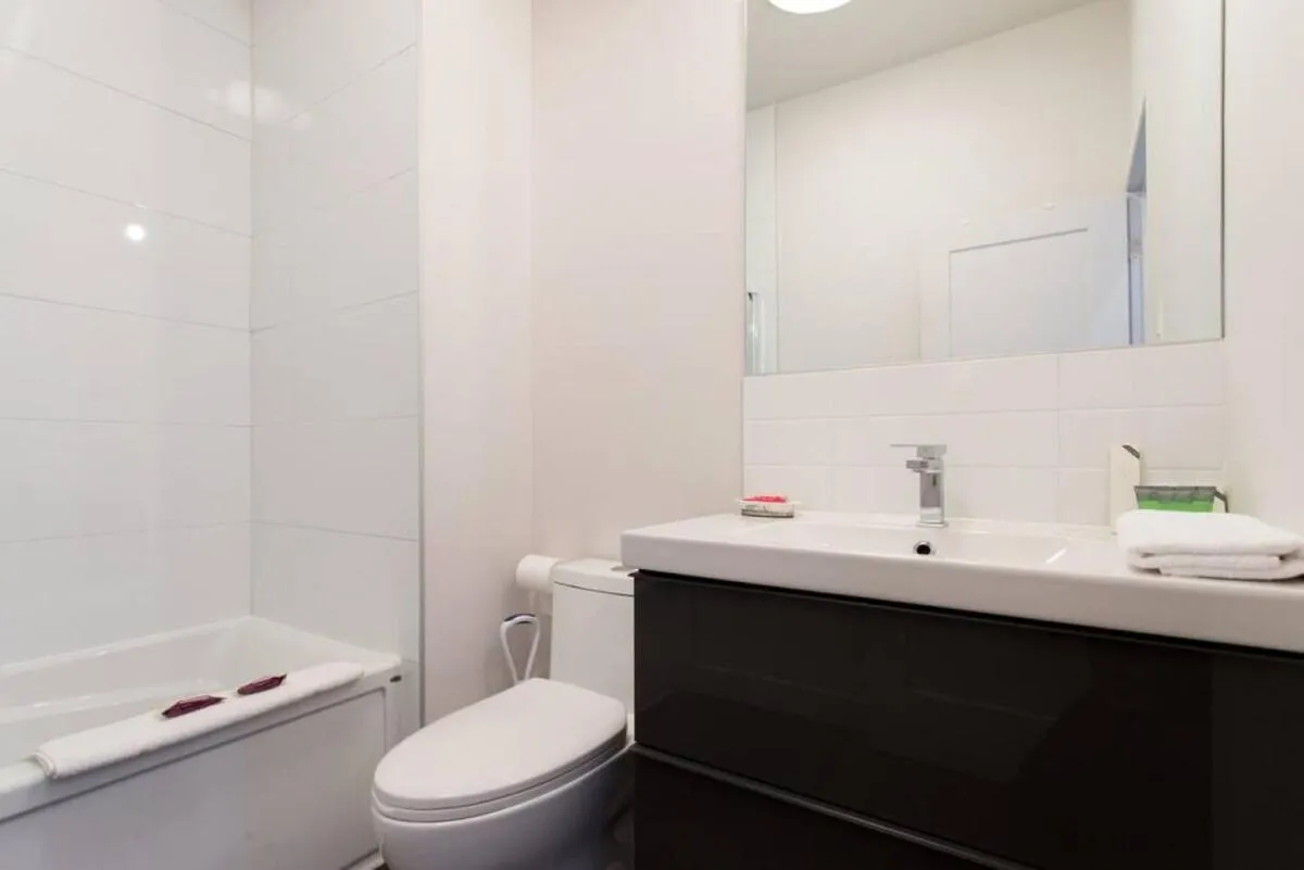 Fresh 1 Bdr in the Heart of Mile End by Denstays