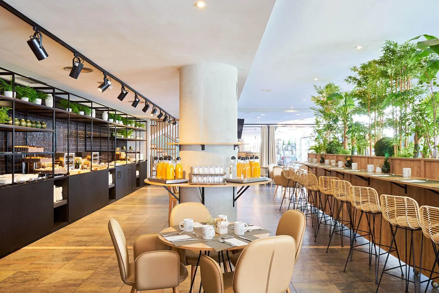 Lounge or bar in Eurostars Málaga