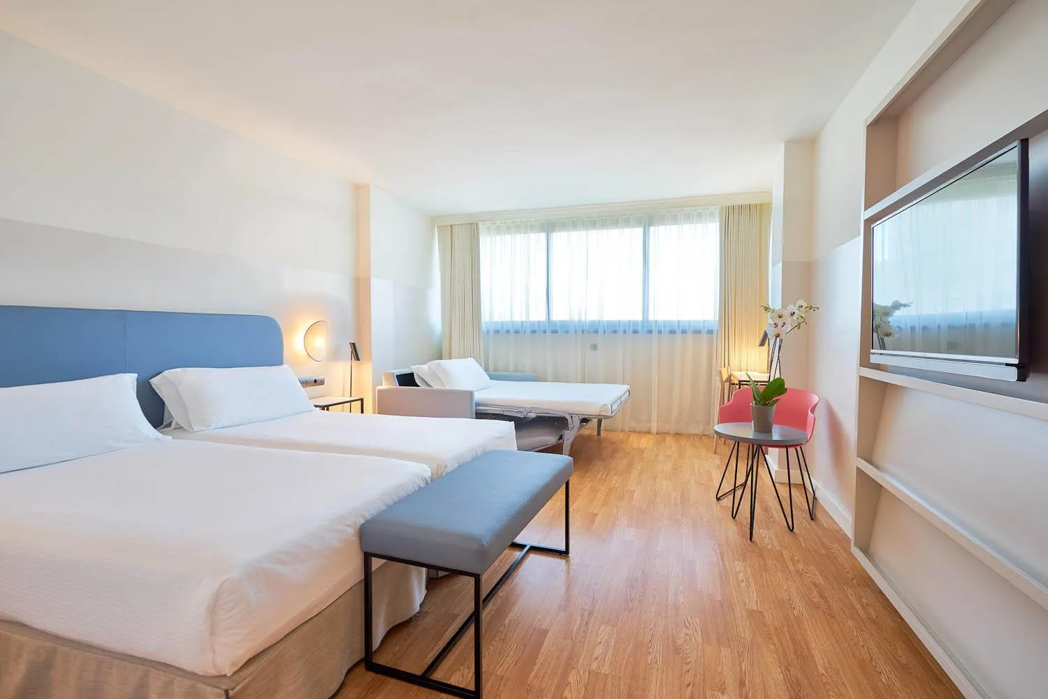 Photo of the whole room, Bed in Eurostars Málaga