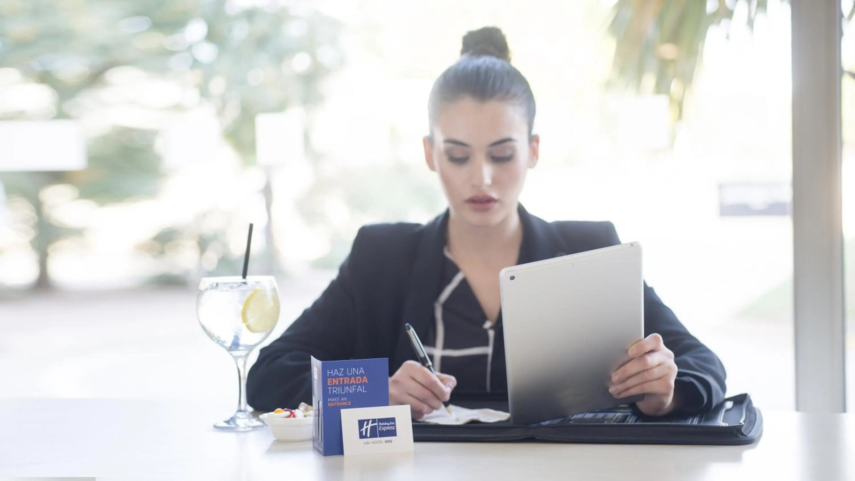 Lounge or bar in Hotel Holiday Inn Express Madrid-Rivas by IHG