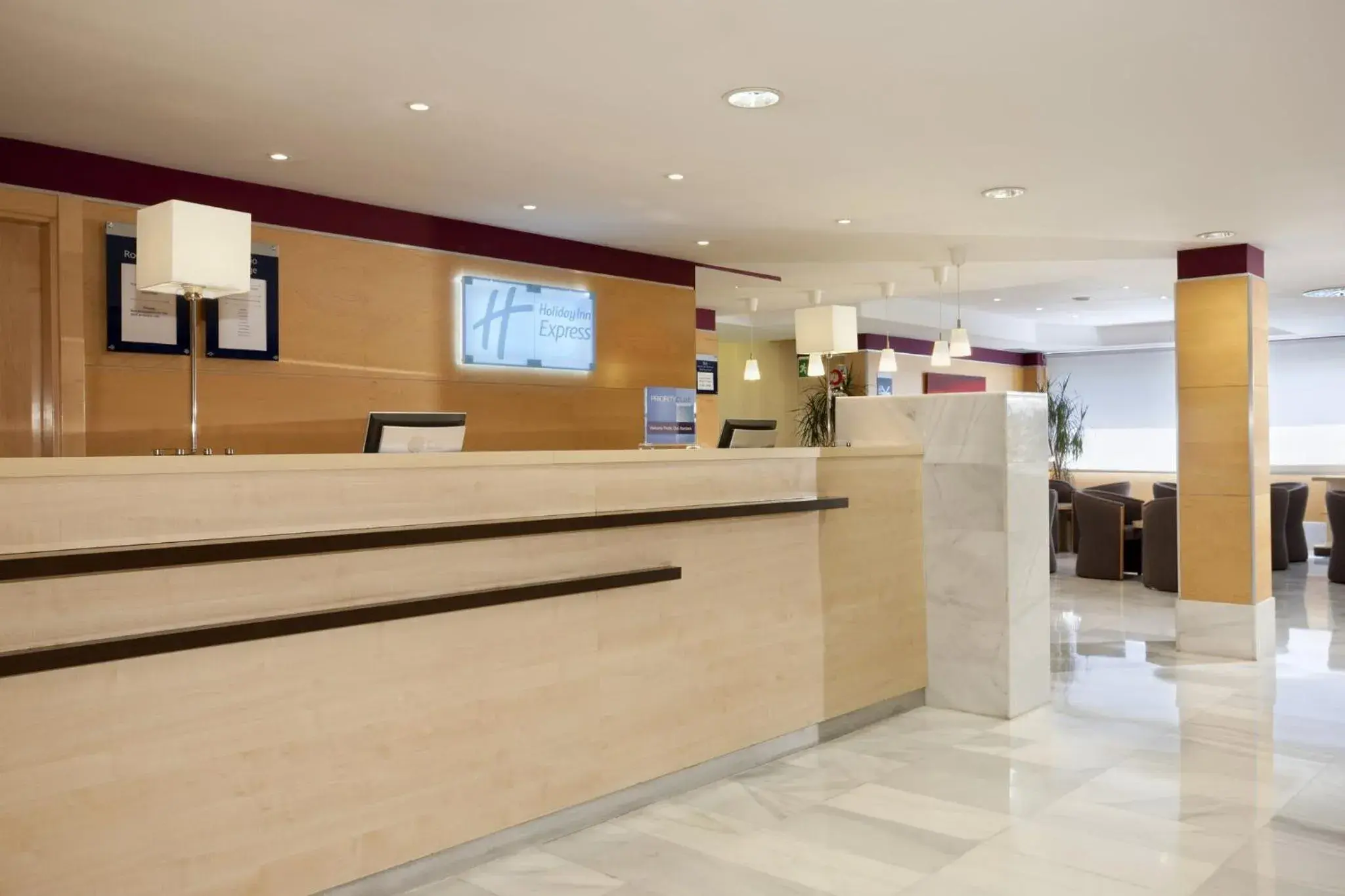Property building, Lobby/Reception in Holiday Inn Express Alcobendas