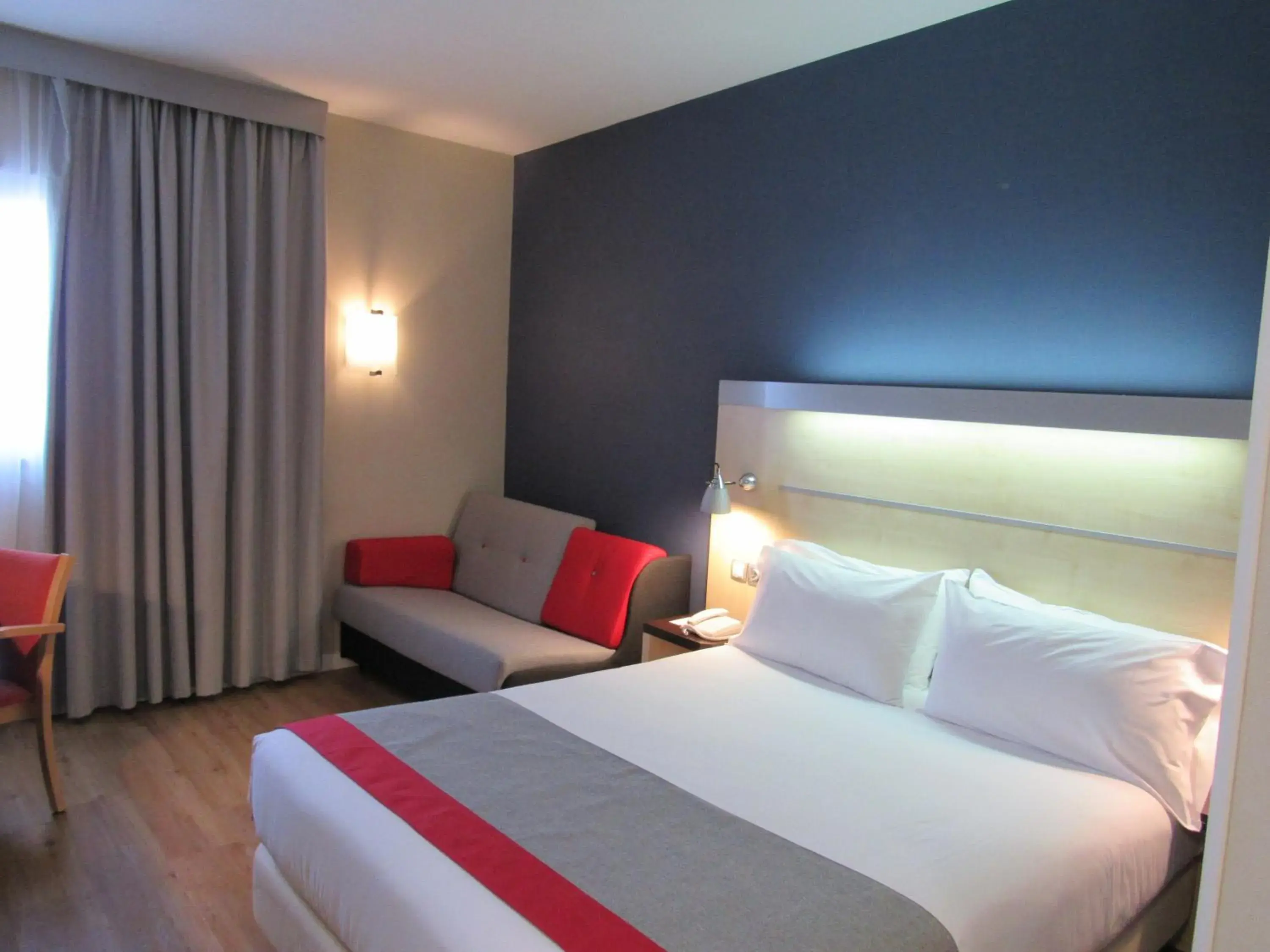 Decorative detail, Bed in Holiday Inn Express Alcobendas